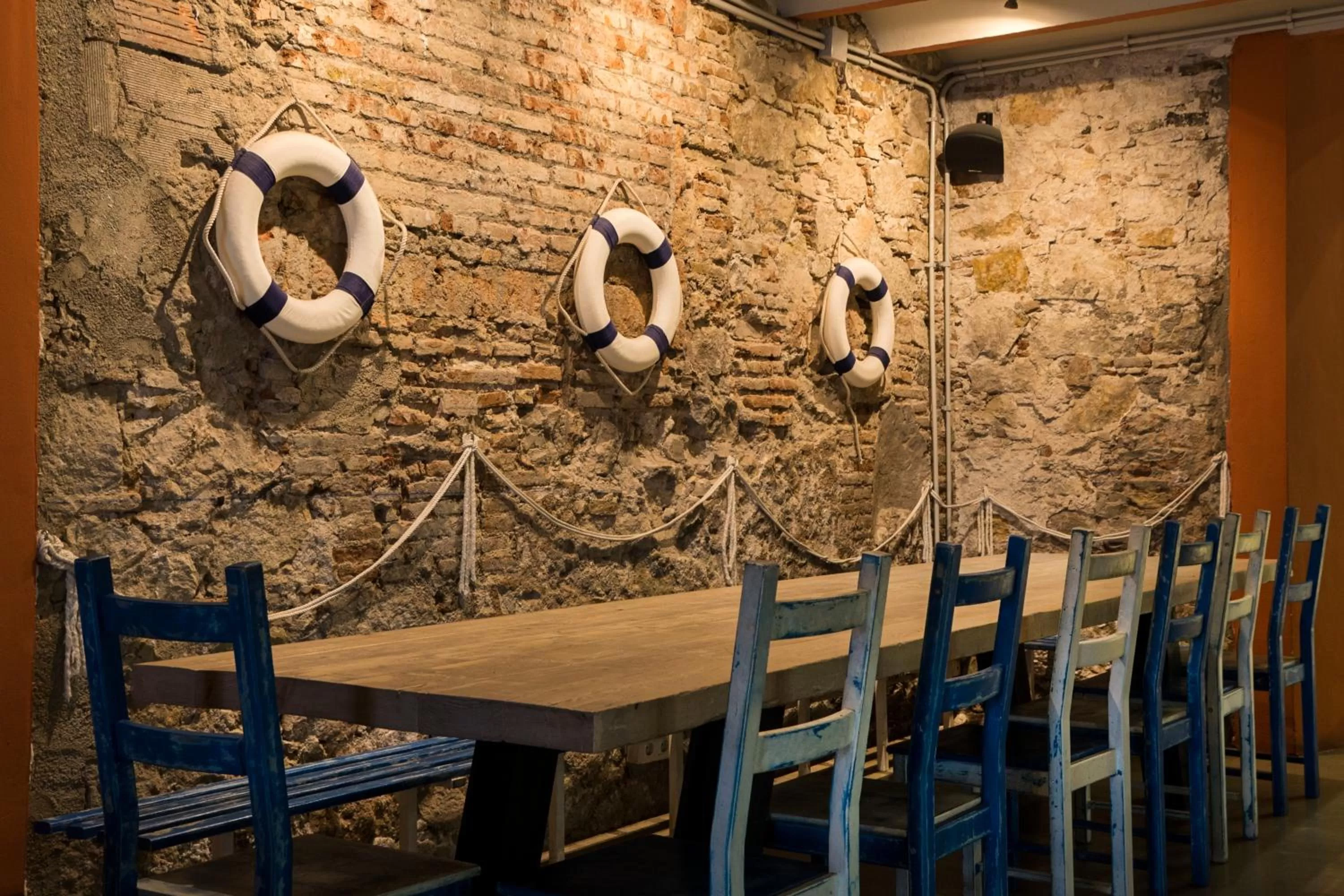 Dining area in BcnSportHostels