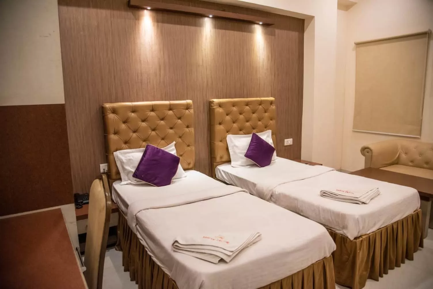 Bedroom, Bed in Maple Delite