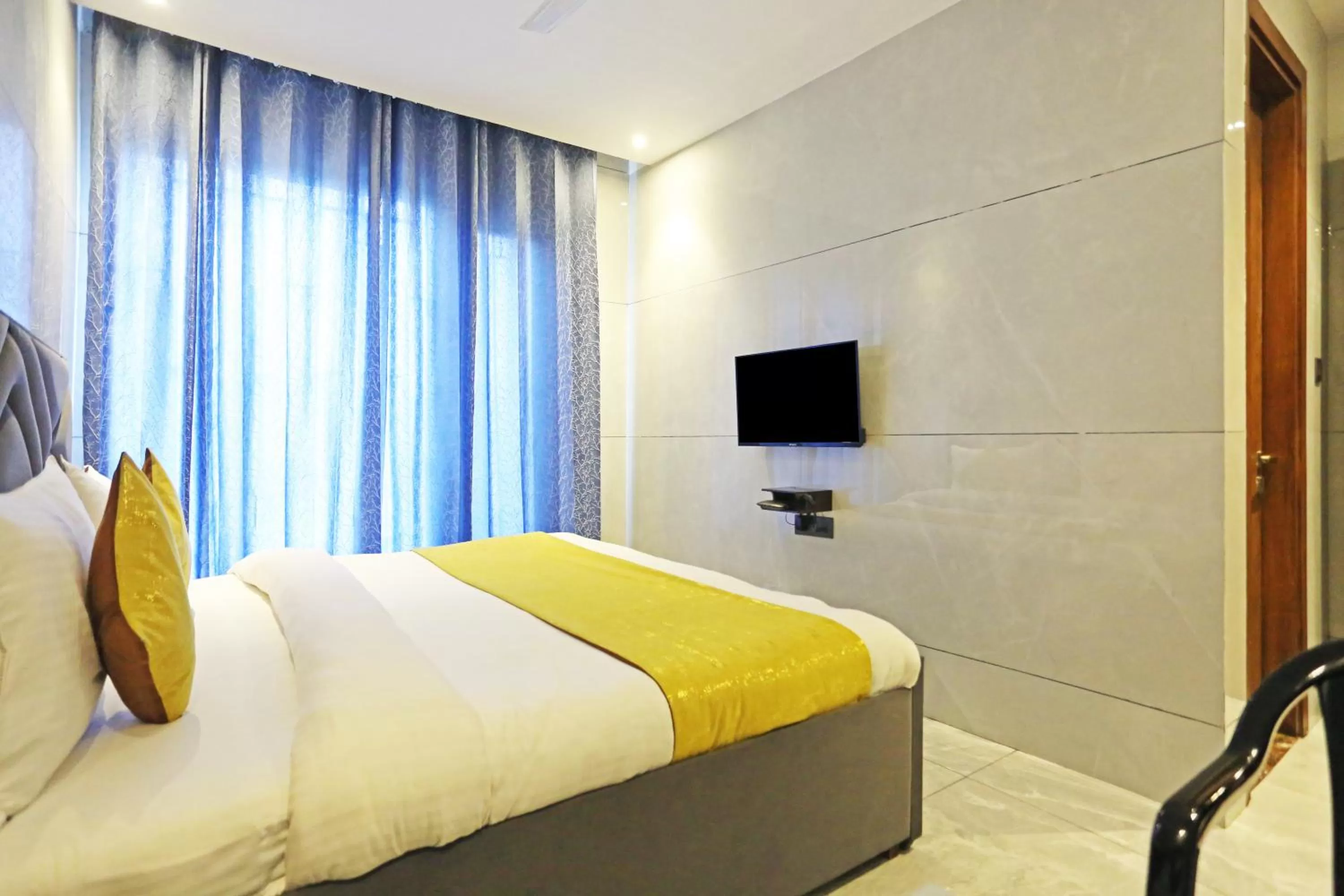 Communal lounge/ TV room, Bed in Frankstay By Hotel Preet in 05 mints walking Distance Nizamuddin Railway Station