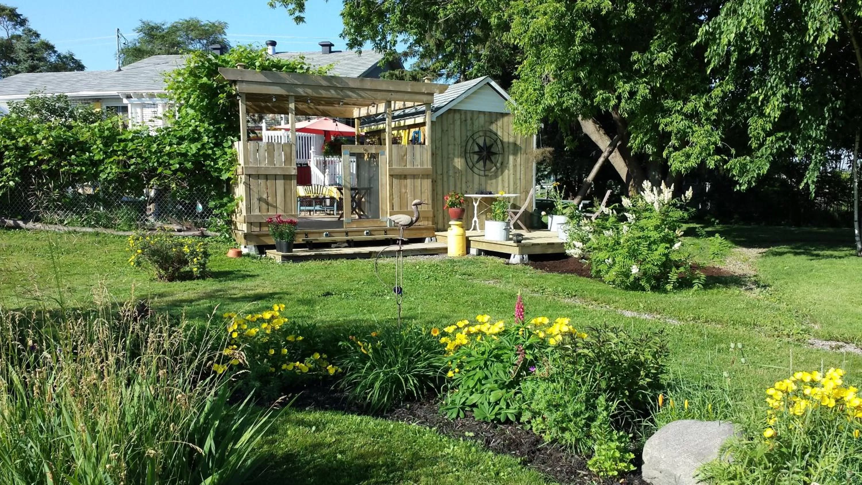Garden view in Atelier Galerie Anne Drouin Peinture & Pension
