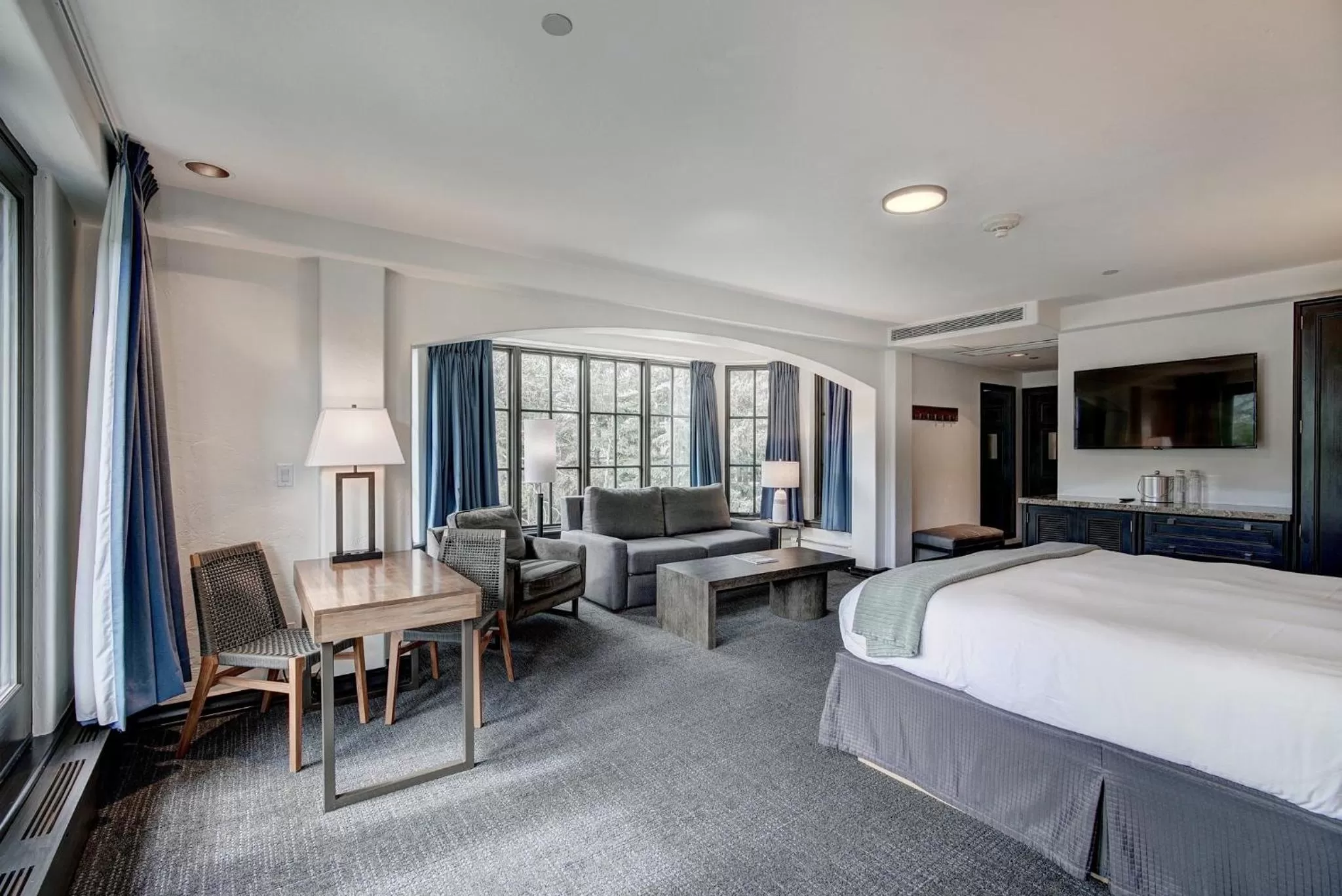 Photo of the whole room, Bed in The Pines Lodge, a RockResort, by Vail Resorts