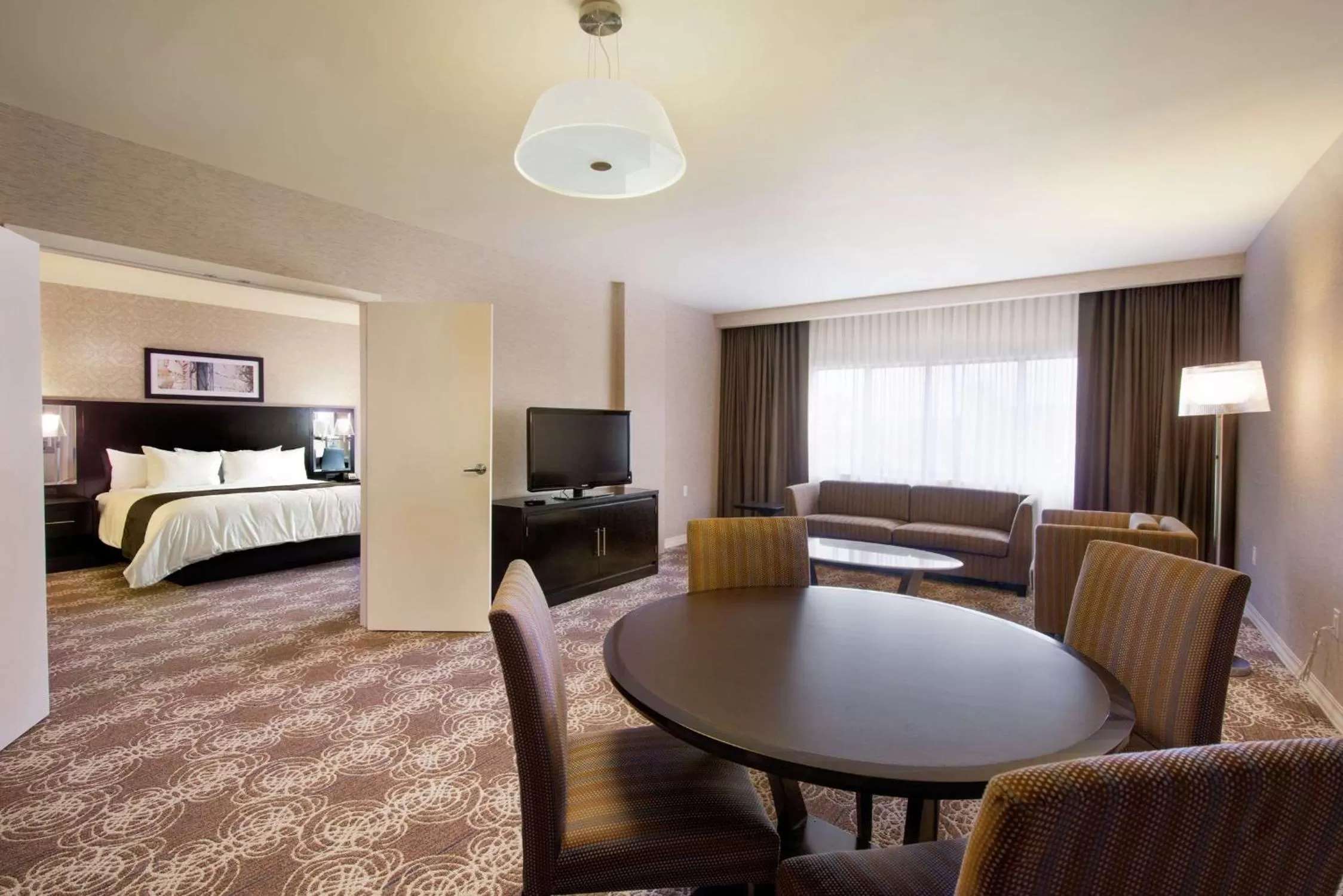 Living room, Bed in DoubleTree by Hilton Binghamton
