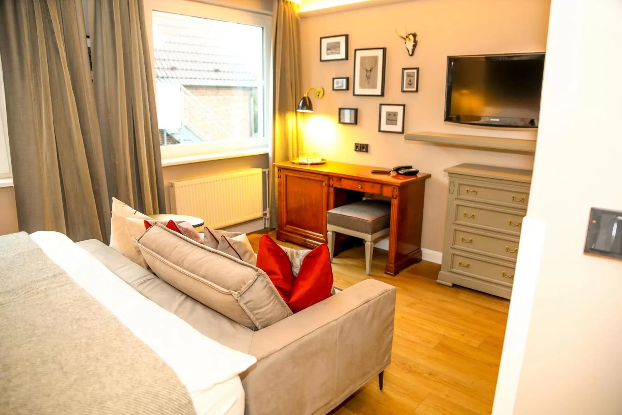 Seating area, Bed in Nordseehotel Kröger