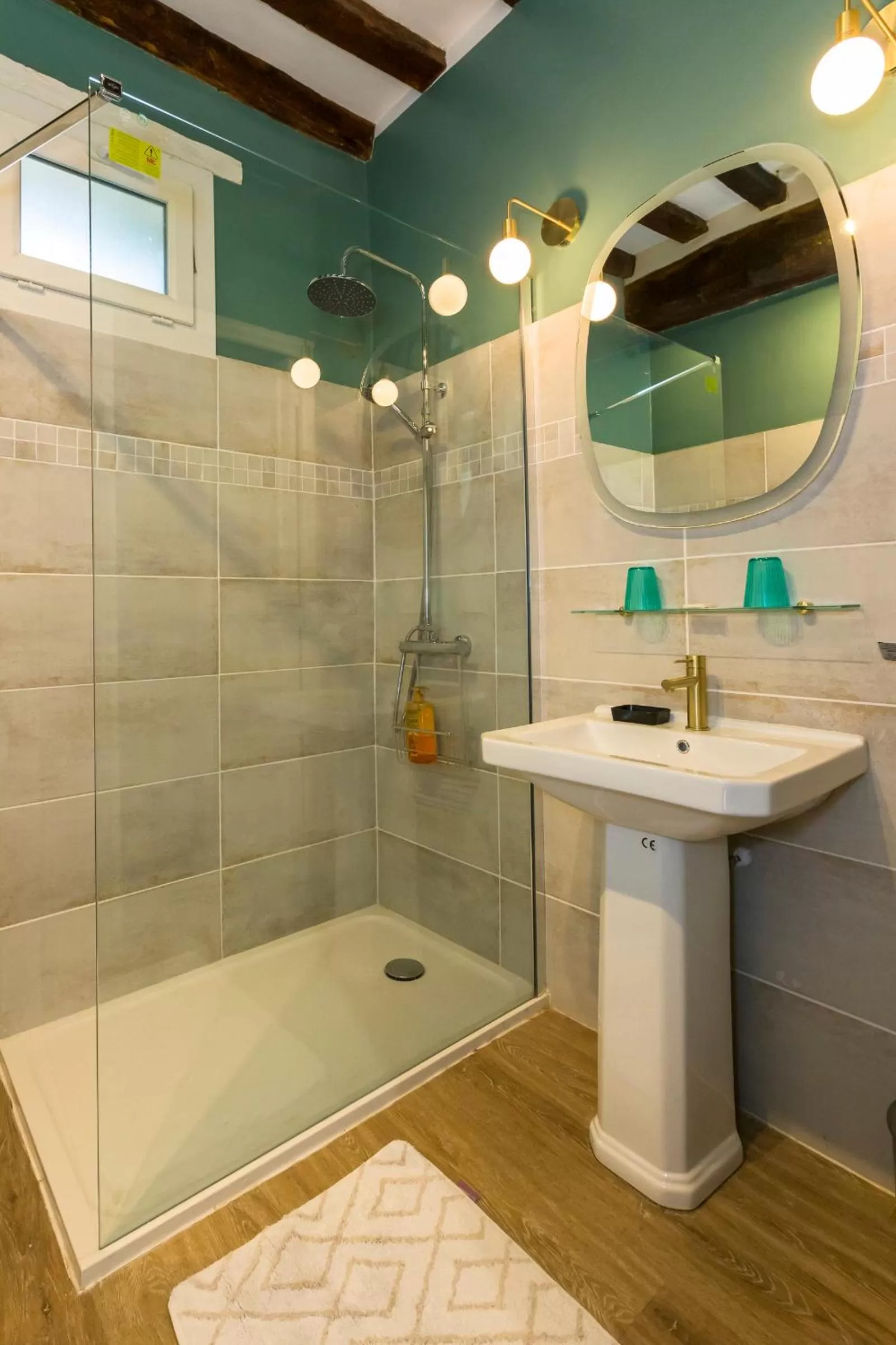 Shower in Auberge du Manoir d'Archelles