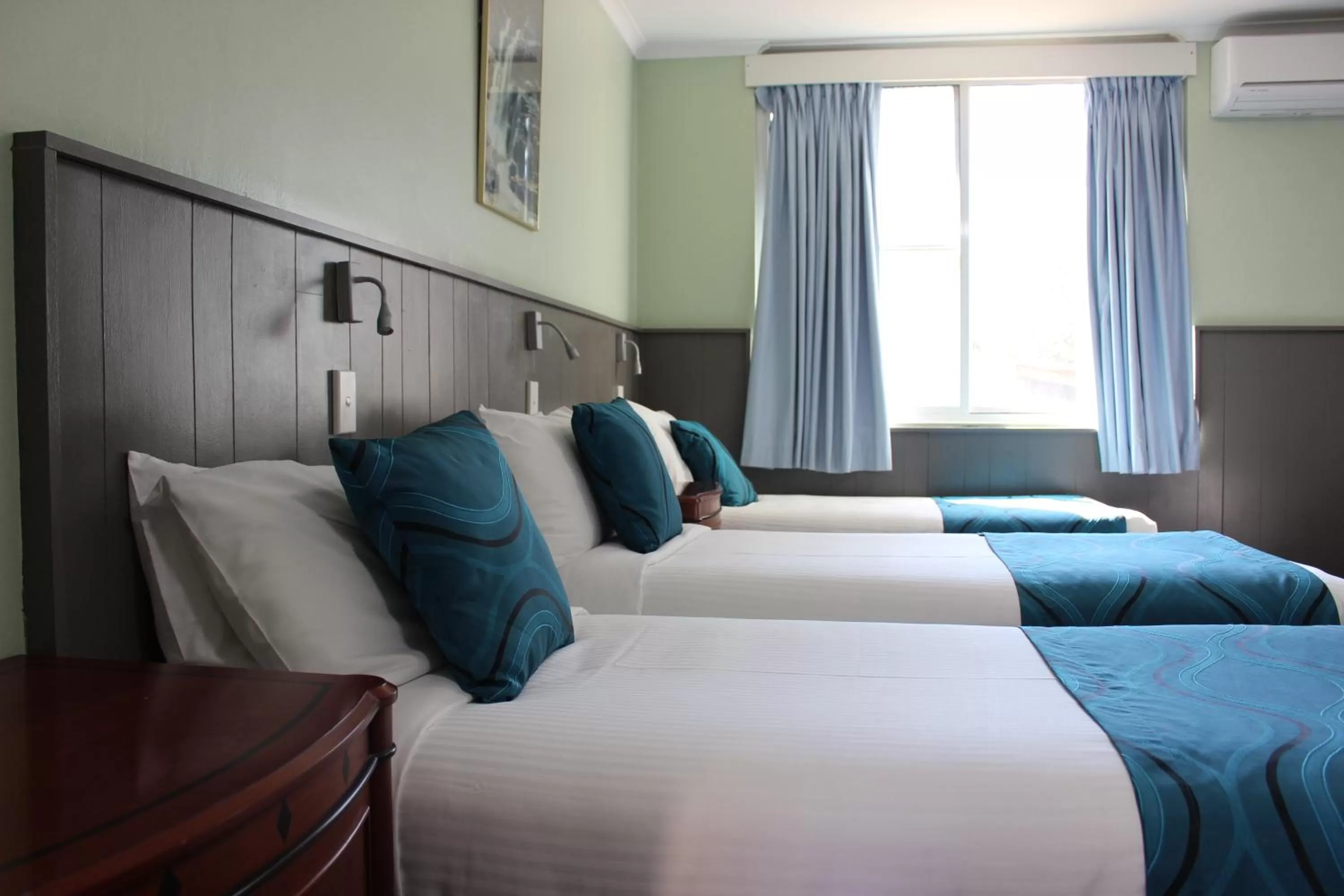 Bedroom, Bed in High Mountains Motor Inn