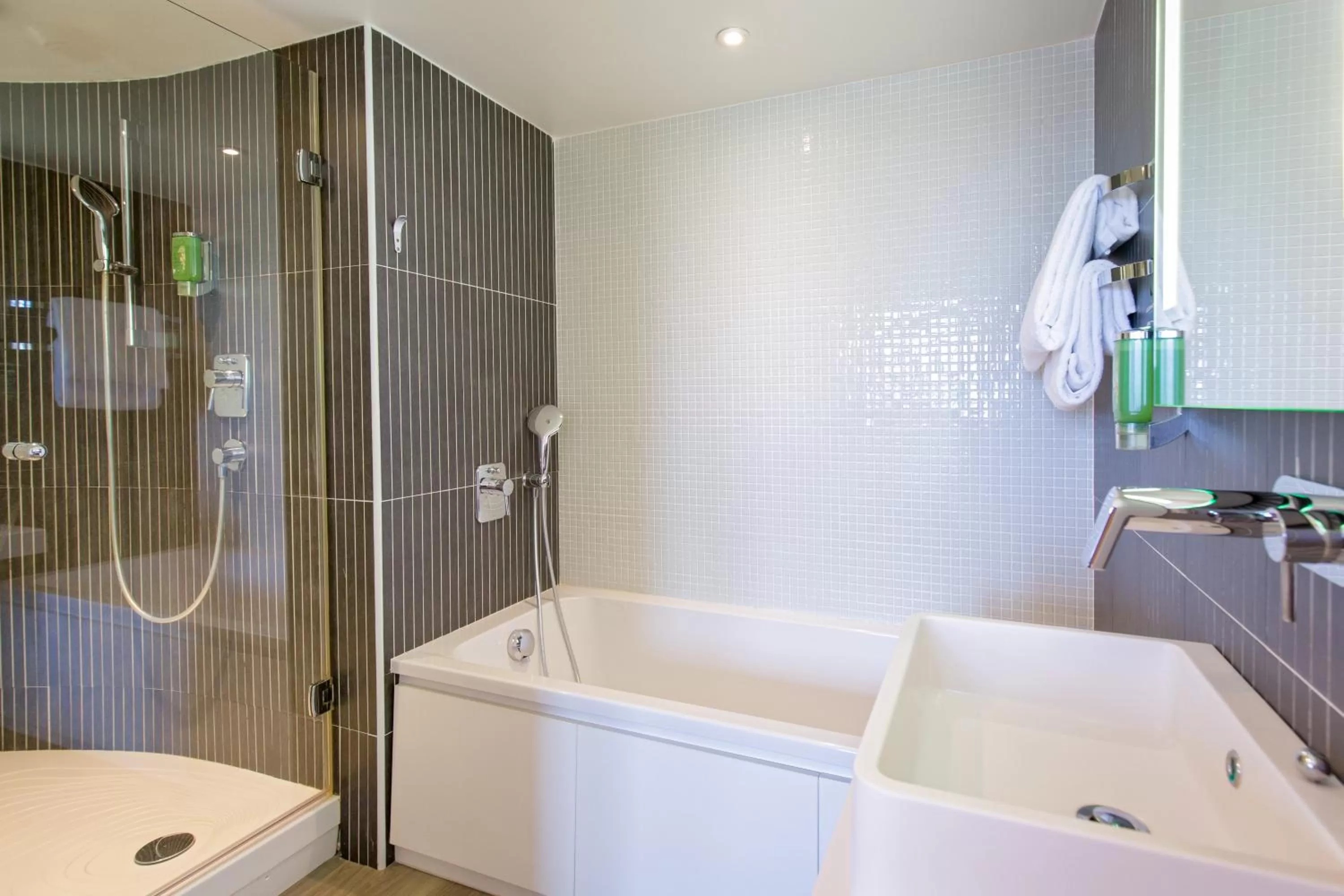Shower in Novotel Suites Perpignan Centre - Grandes Suites & Confort Centre-Ville