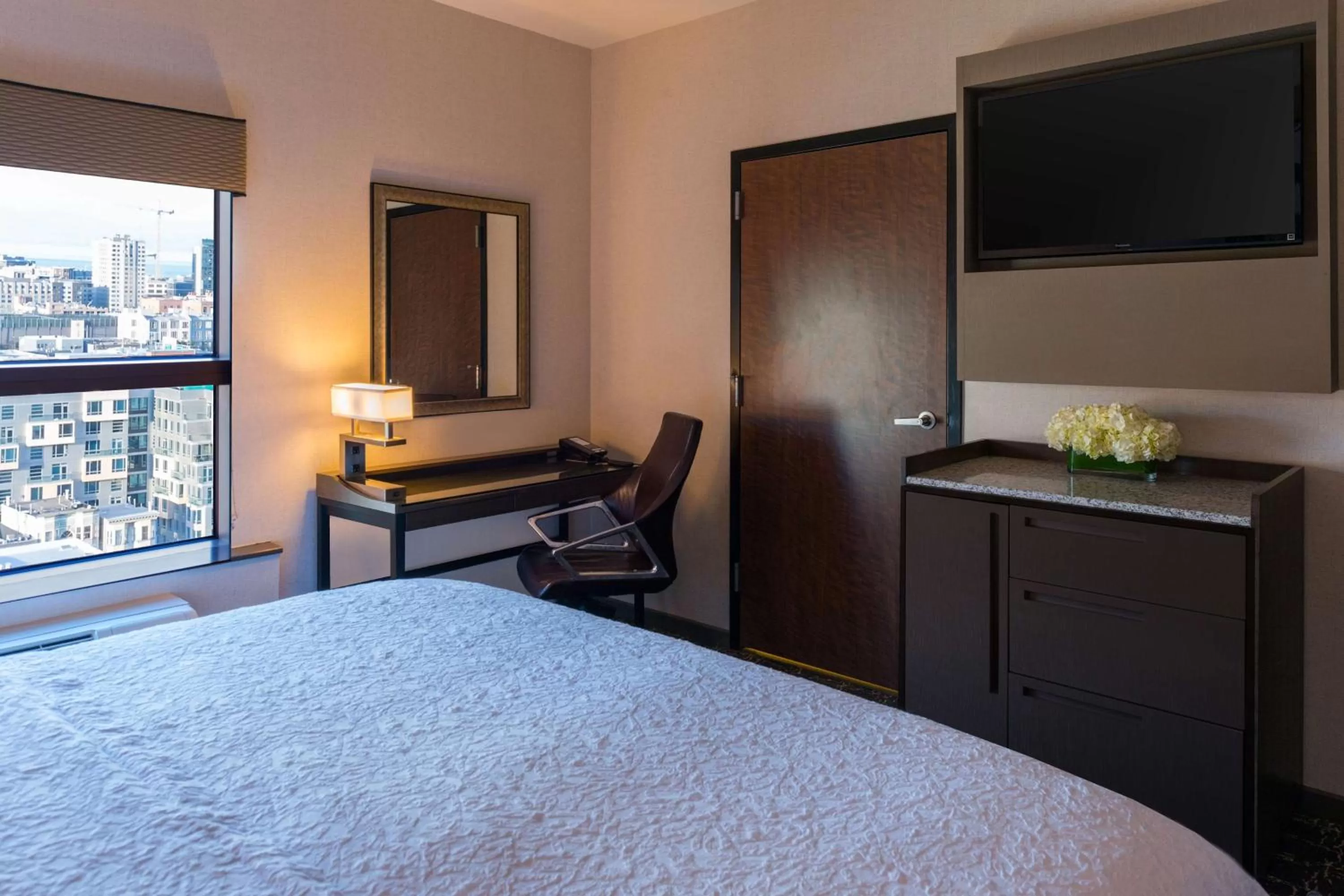 Bedroom, Bed in Hampton Inn San Francisco Downtown/Convention Center