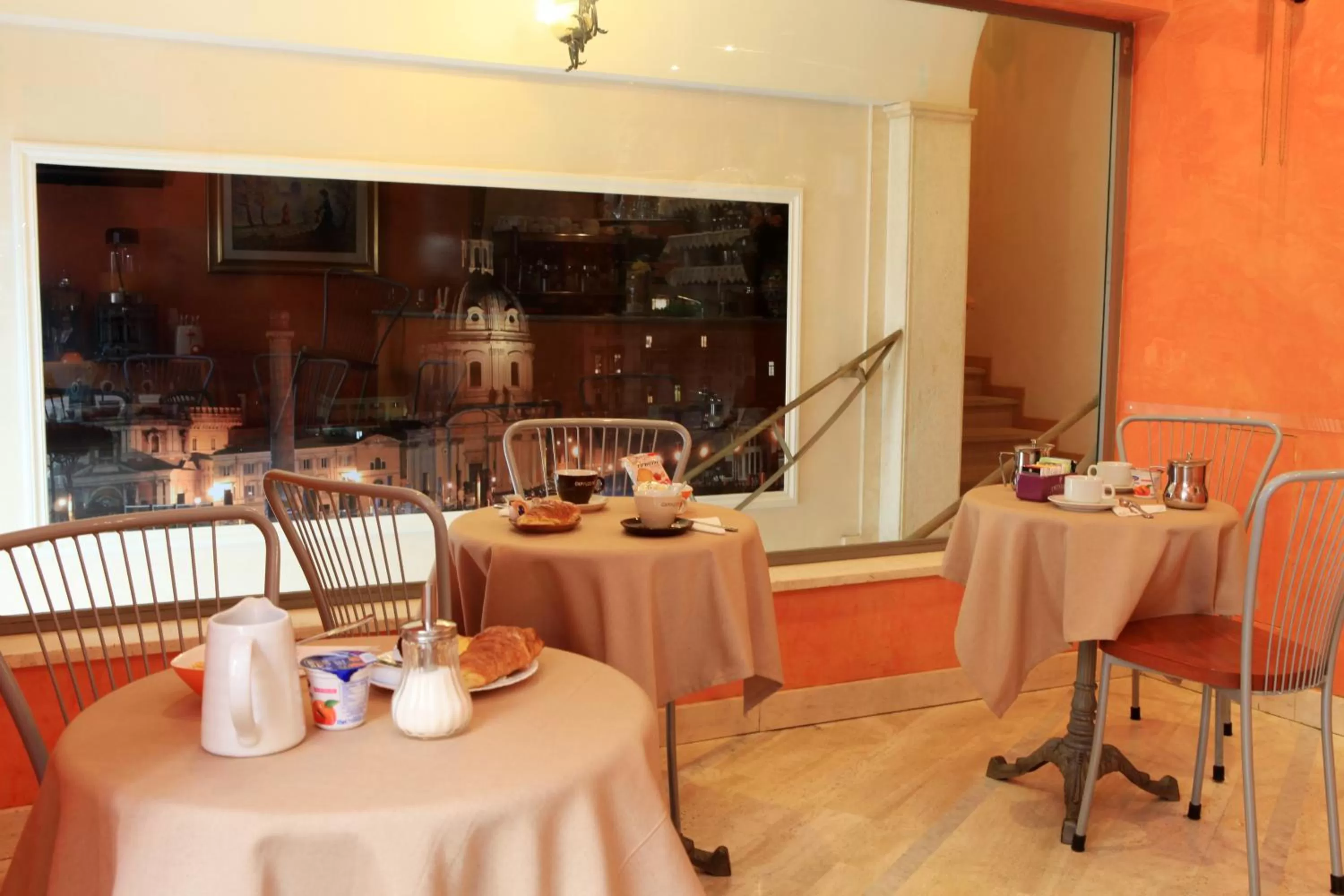 Restaurant/places to eat in Hotel Kent