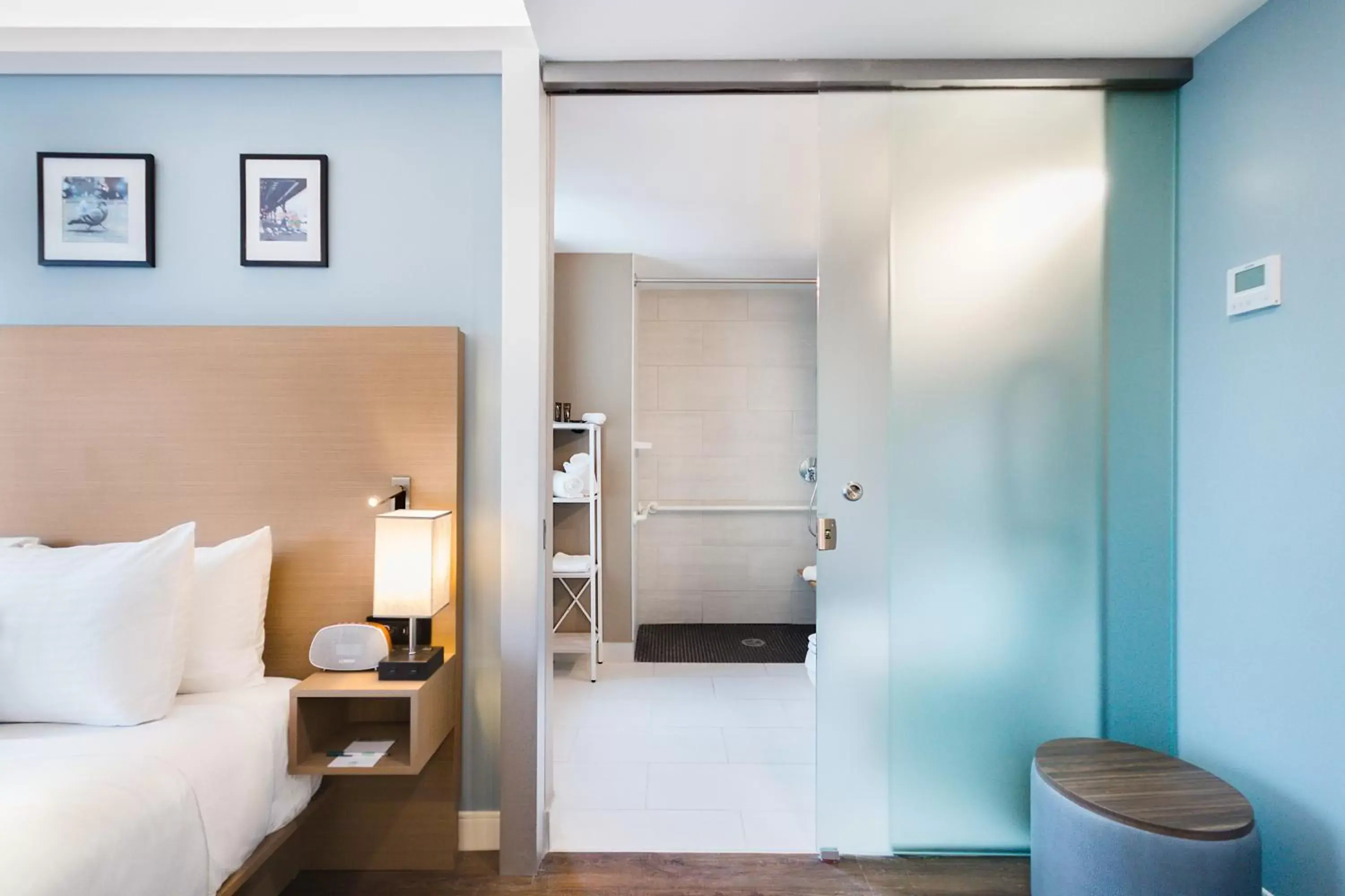 Deluxe Queen Room with Roll-in Shower - Mobility and Hearing Impaired Access/Non-Smoking in Wingate by Wyndham Bronx Haven Park Deluxe Queen Room with Roll-in Shower - Mobility and Hearing Impaired Access/Non-Smoking in Wingate by Wyndham Bronx Haven Park
