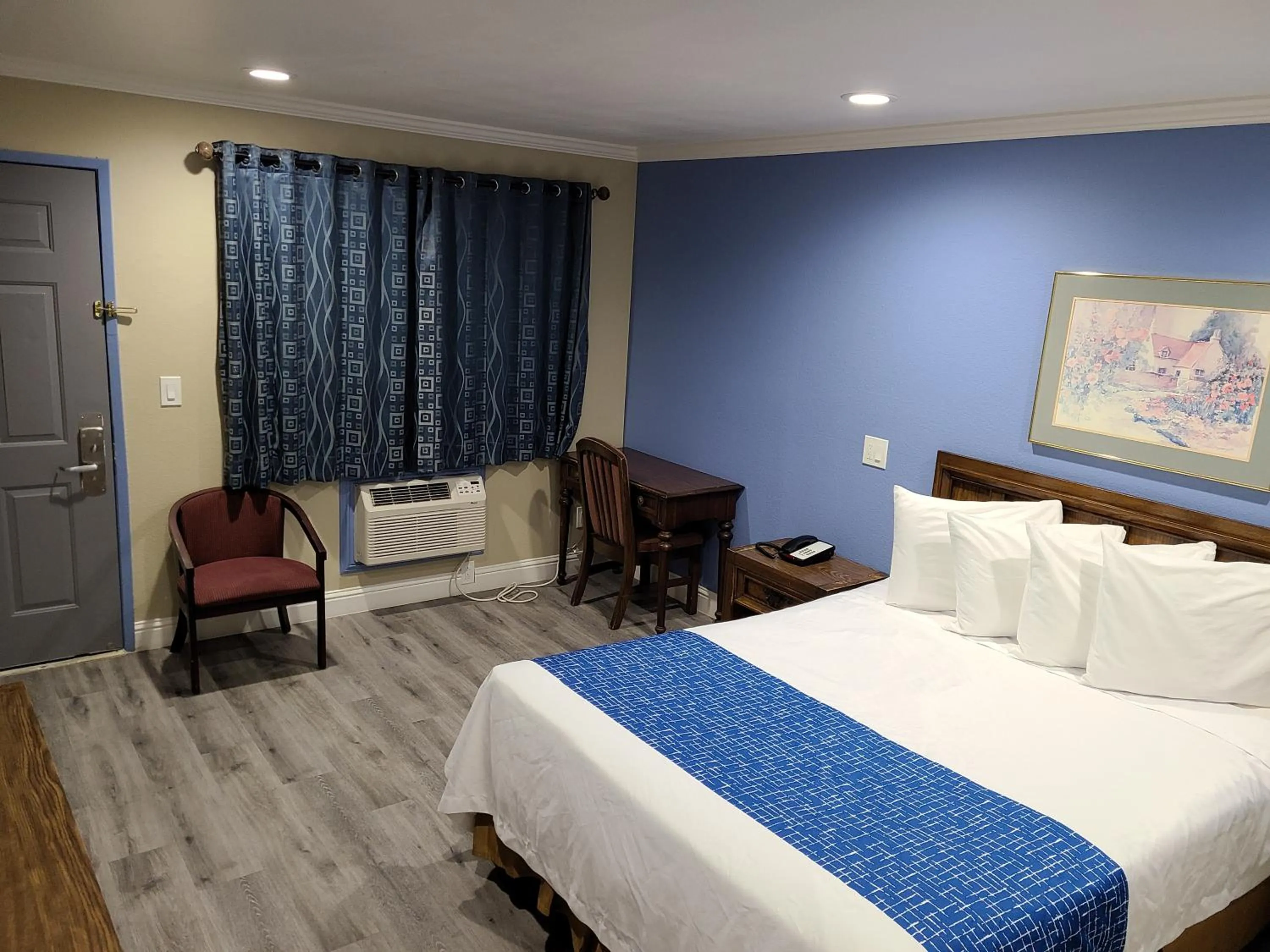 Bedroom, Bed in Travelodge by Wyndham Clearlake