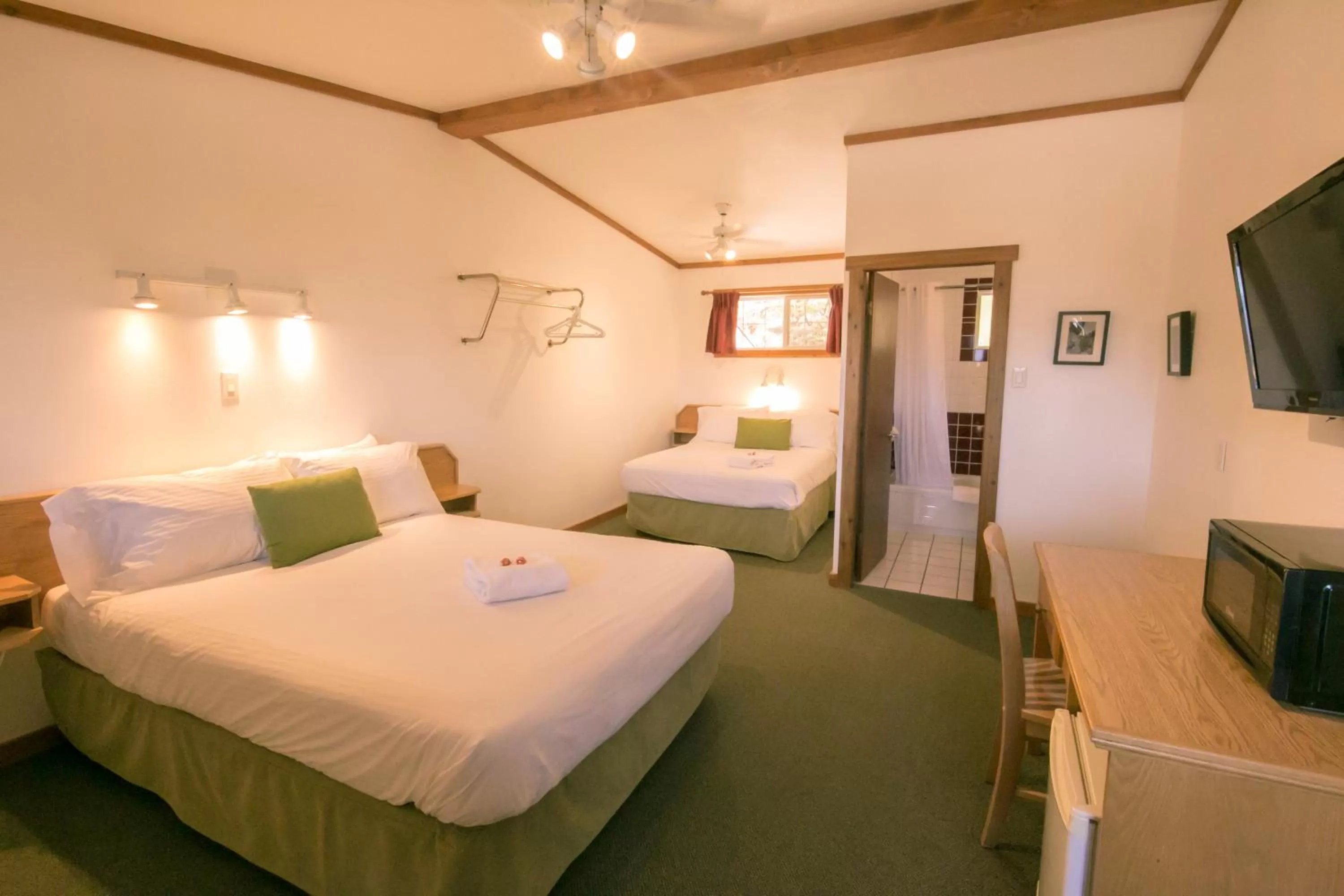 Photo of the whole room, Bed in Gateway Motel