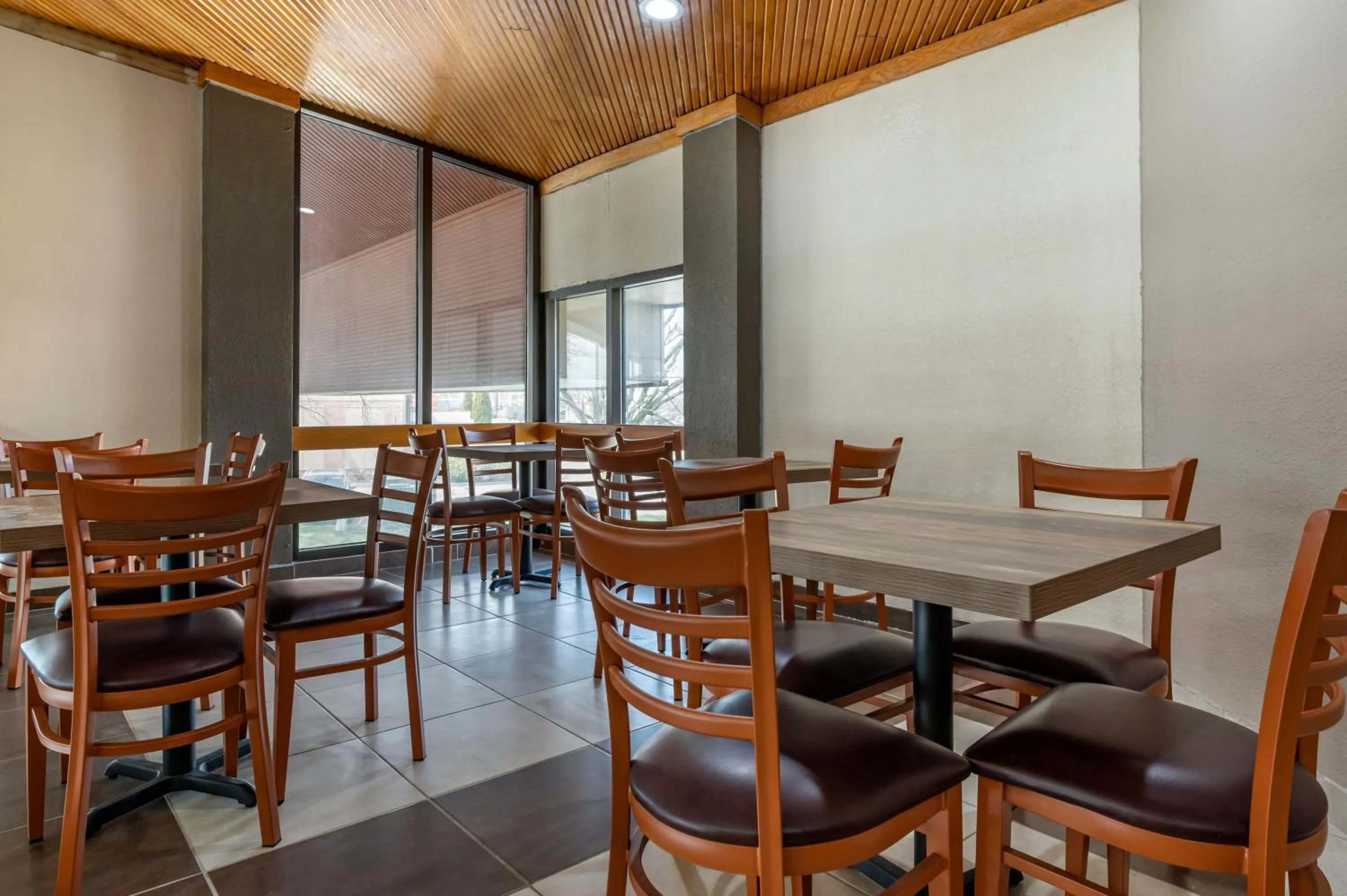 Restaurant/places to eat in Suburban Studios Lafayette