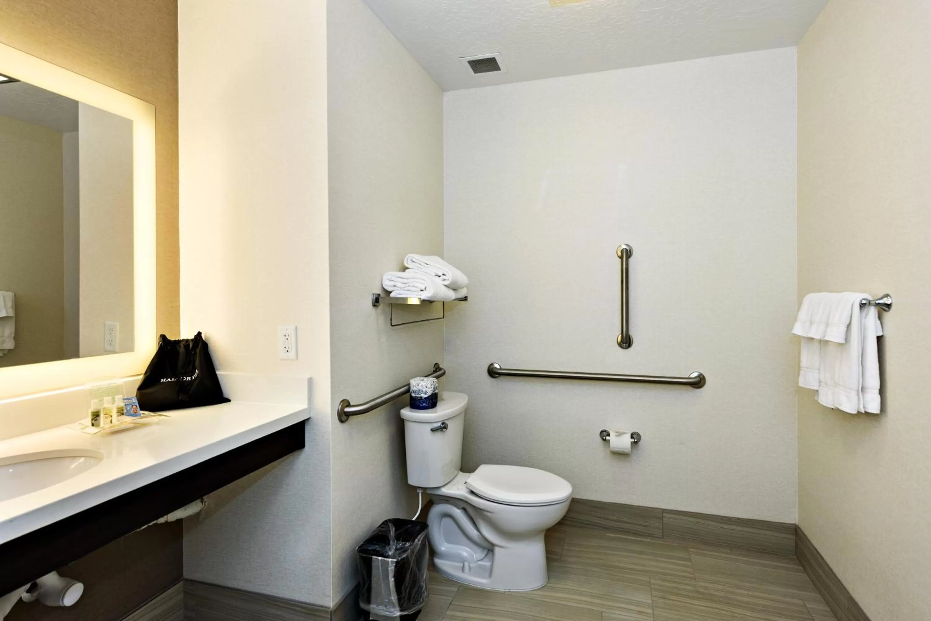 Photo of the whole room in Holiday Inn St. George Convention Center by IHG