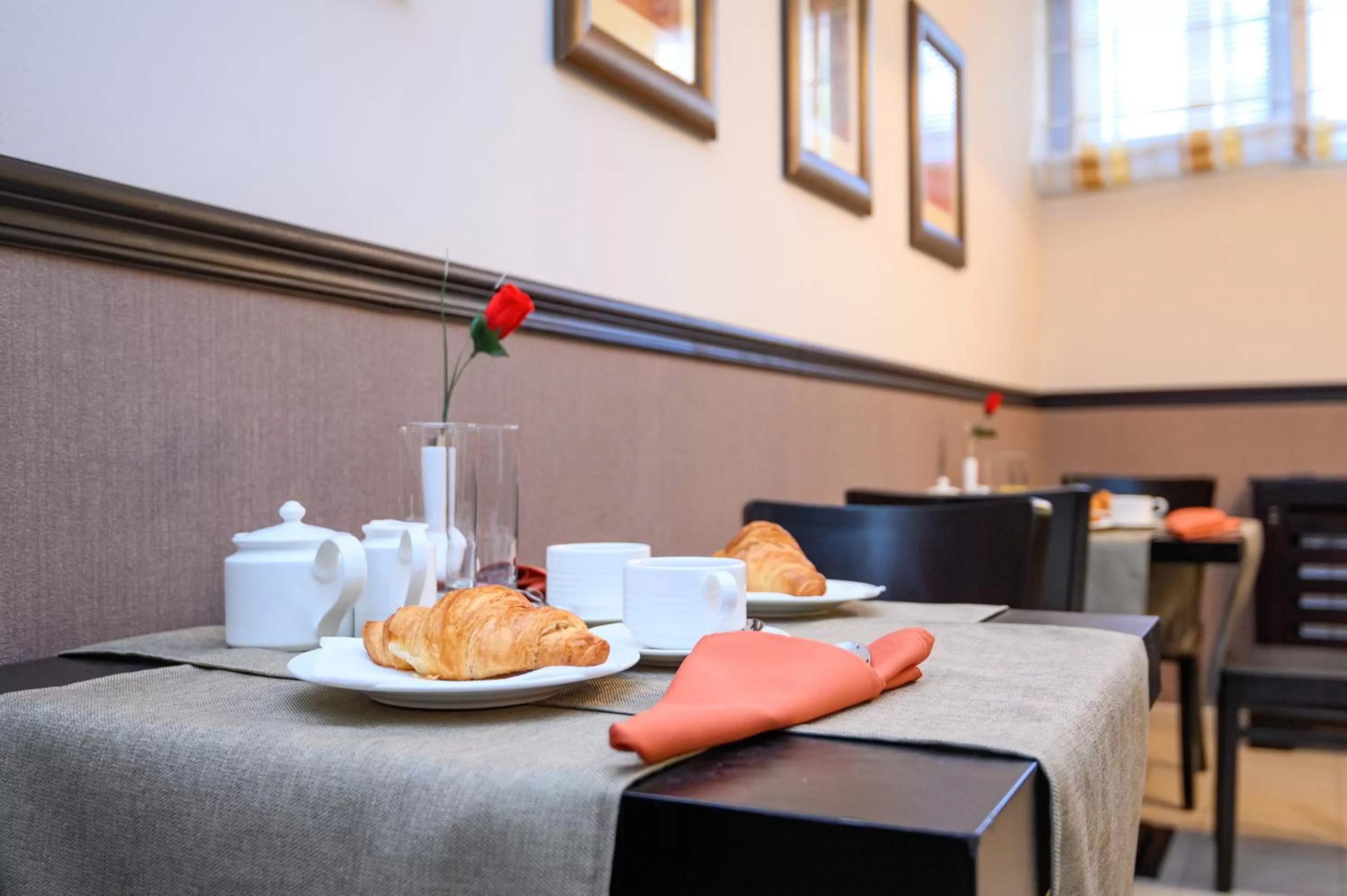 Food and drinks in Parklands Hotel & Pool