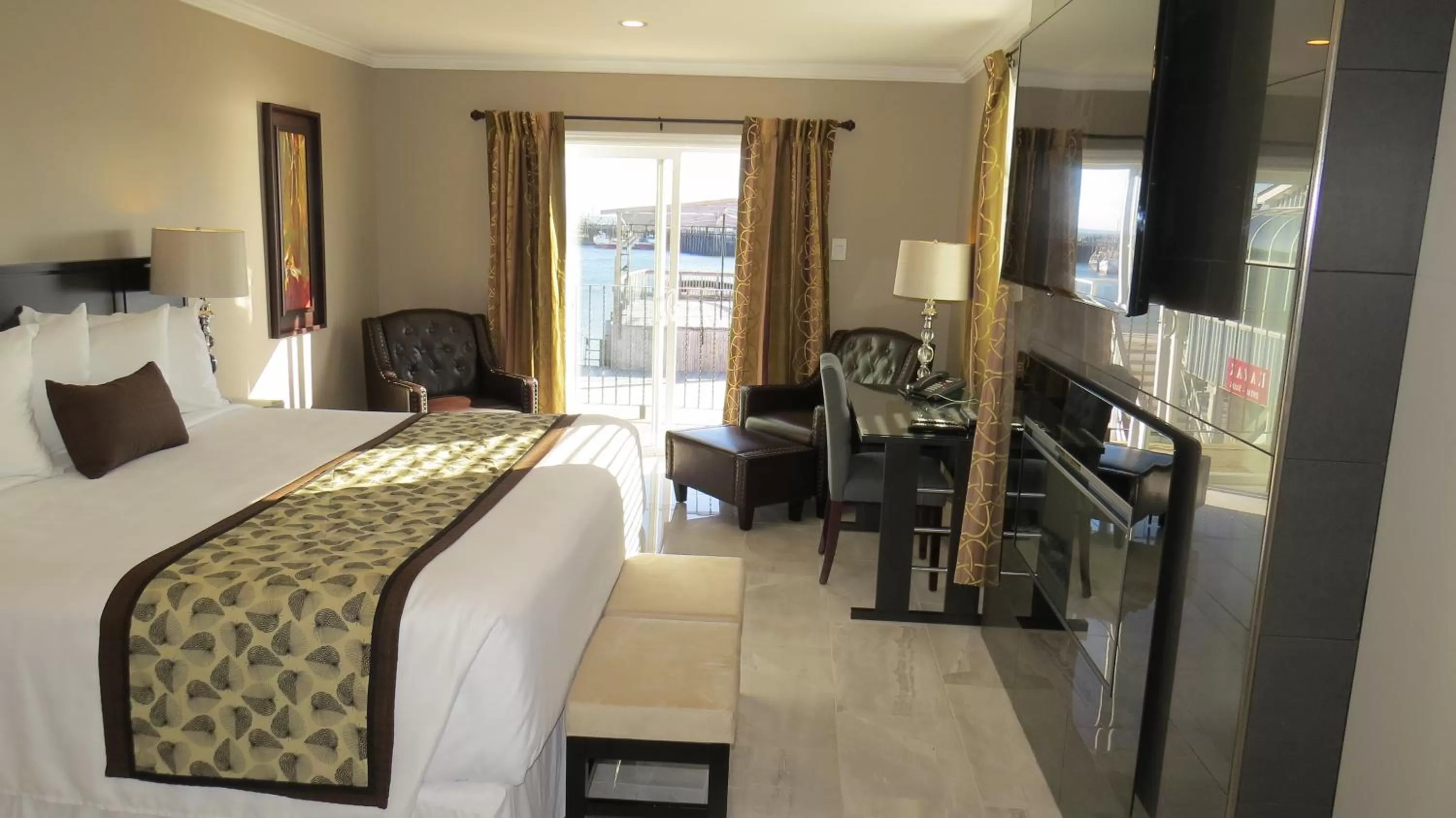 Photo of the whole room, Bed in Dockside Suites