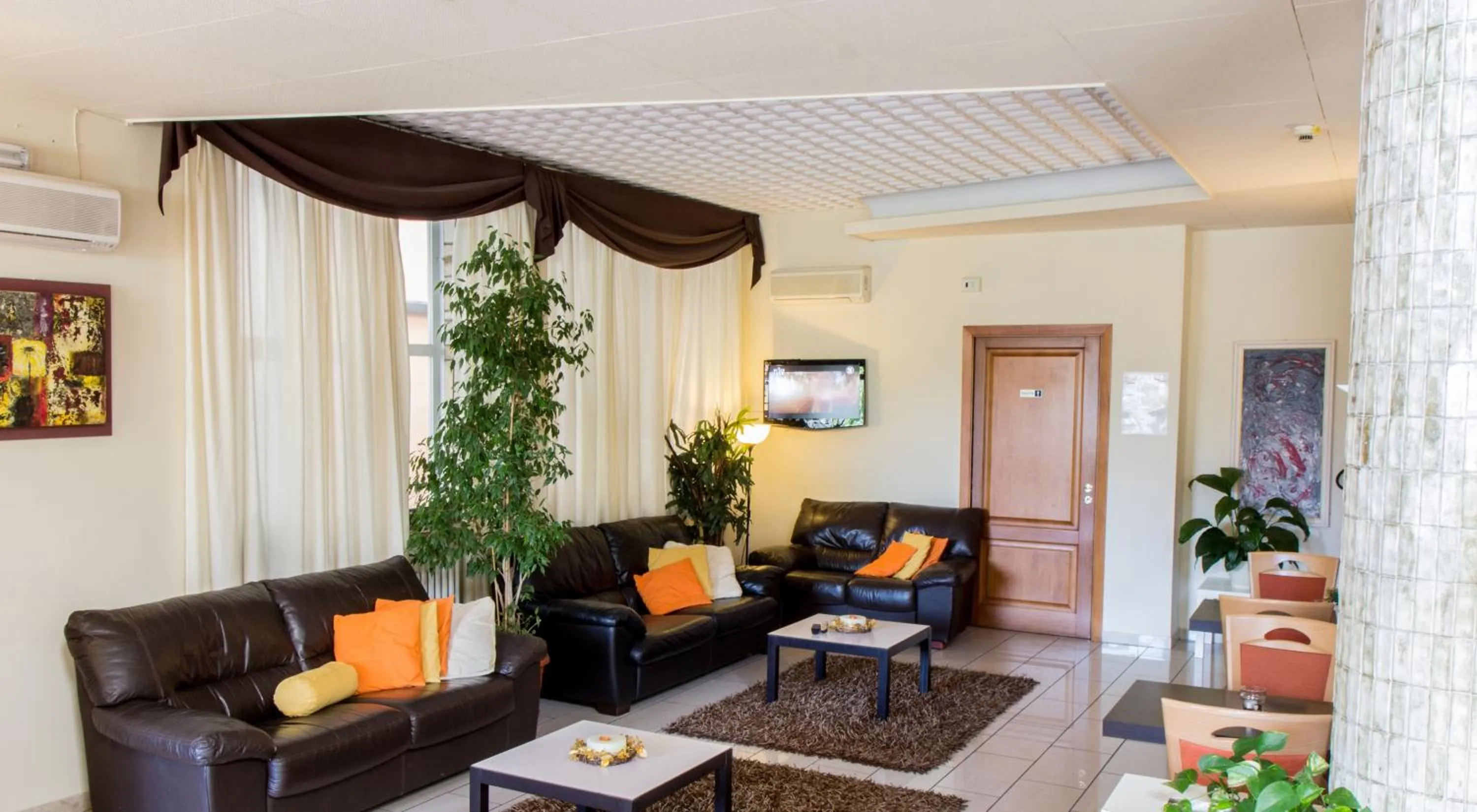 Communal lounge/ TV room in Park Hotel