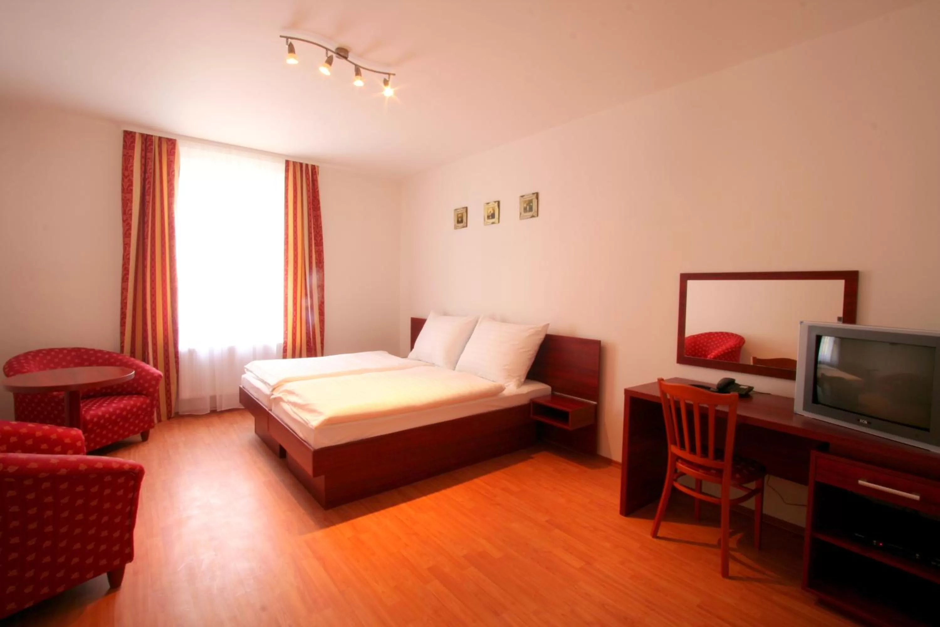 Photo of the whole room, Bed in Apart Hotel Susa