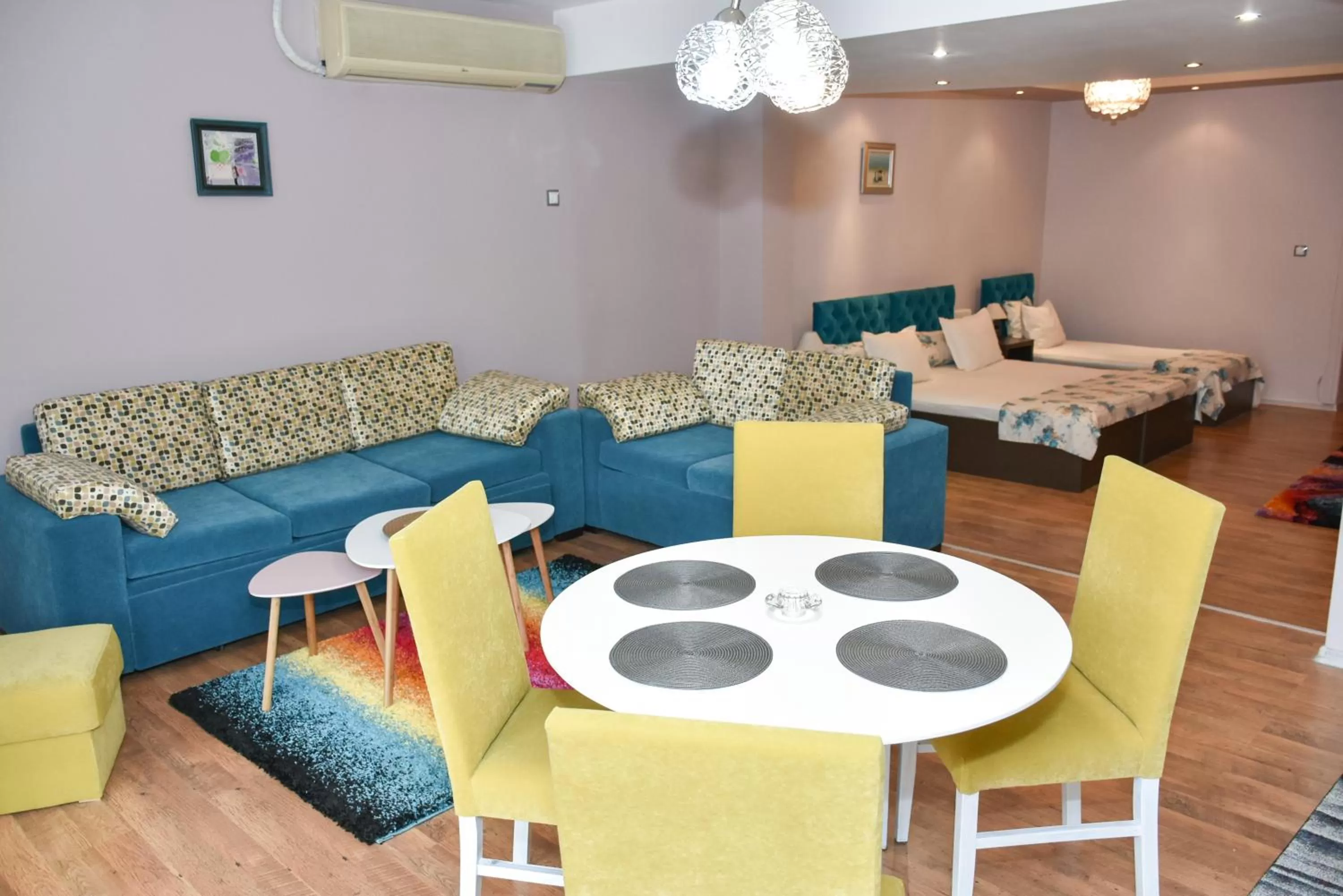 Living room, Restaurant/Places to Eat in White Rose Family Guest House