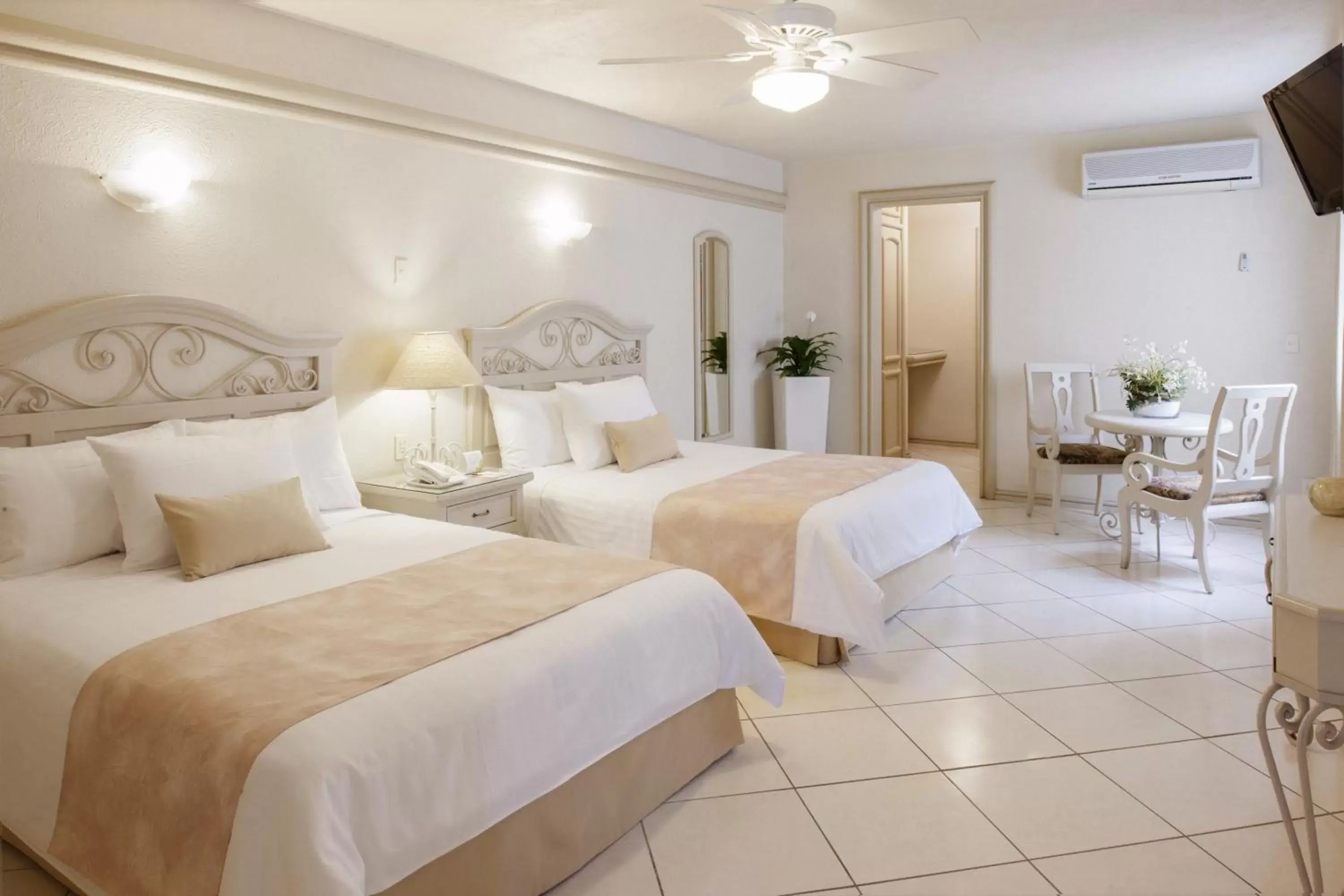 Two-Bedroom Suite in Hotel & Suites Quinta Magna Two-Bedroom Suite in Hotel & Suites Quinta Magna