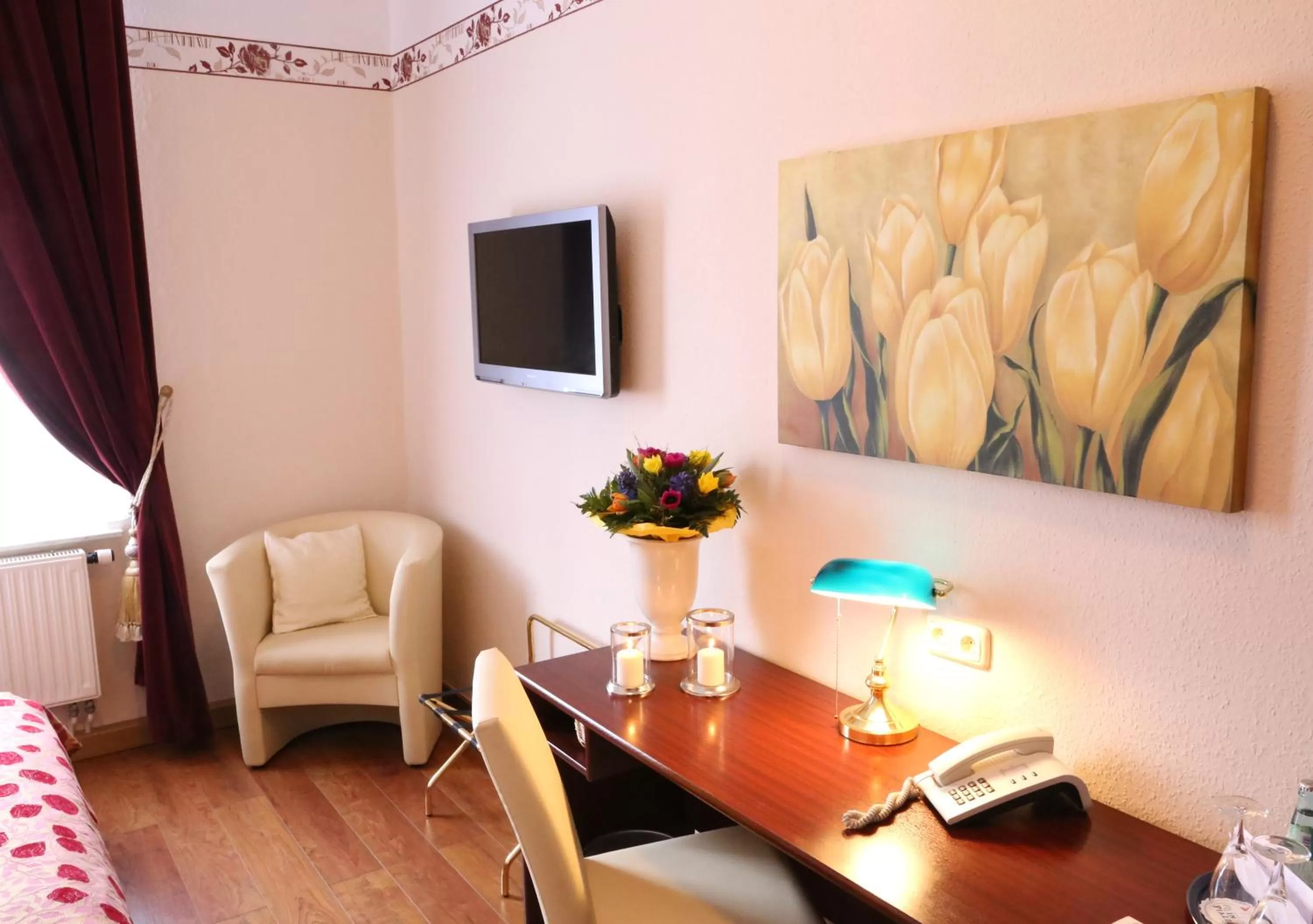 Seating area, TV/Entertainment Center in In Piazza