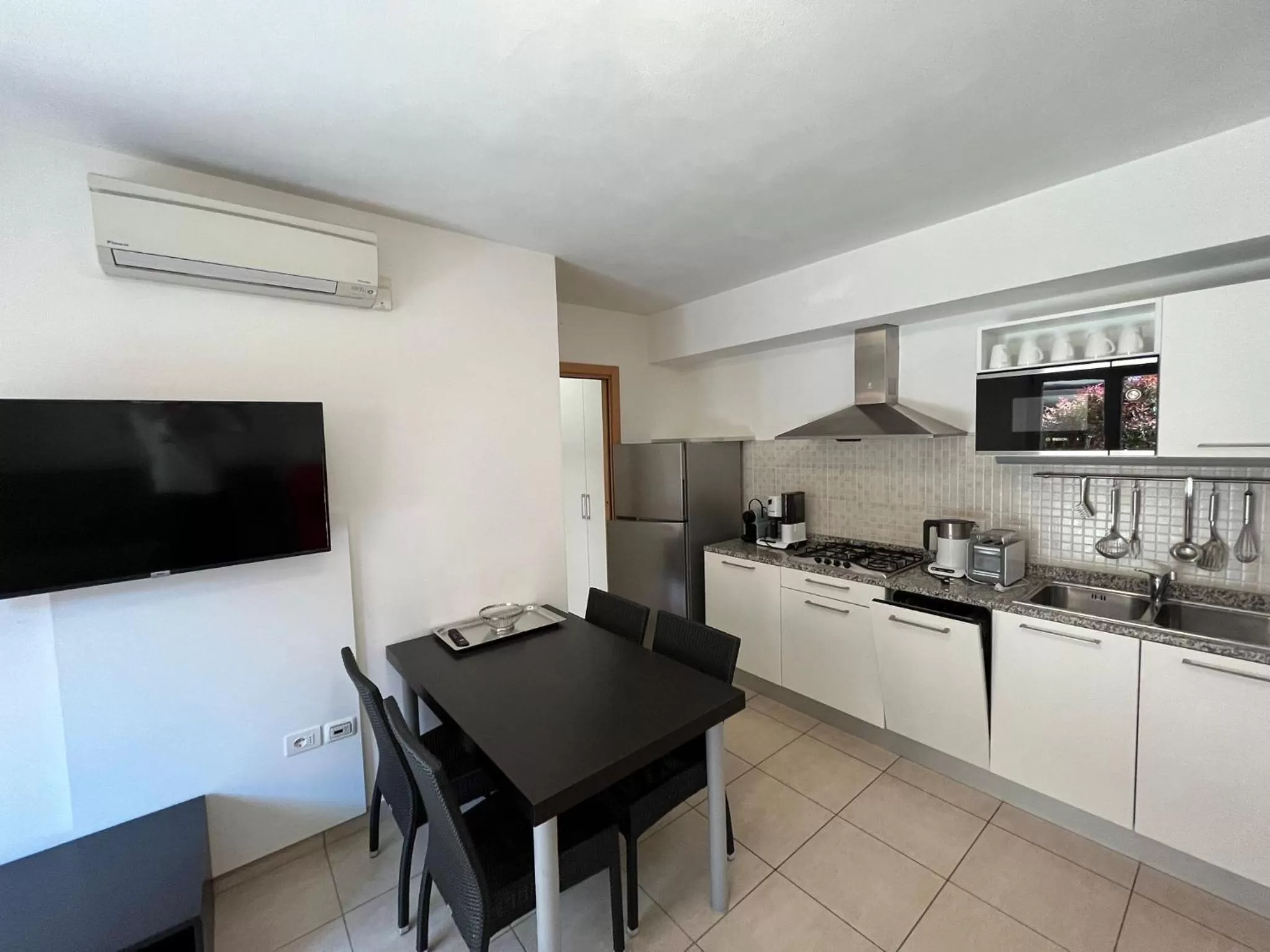 Kitchen or kitchenette in 4 Limoni Apartment Resort