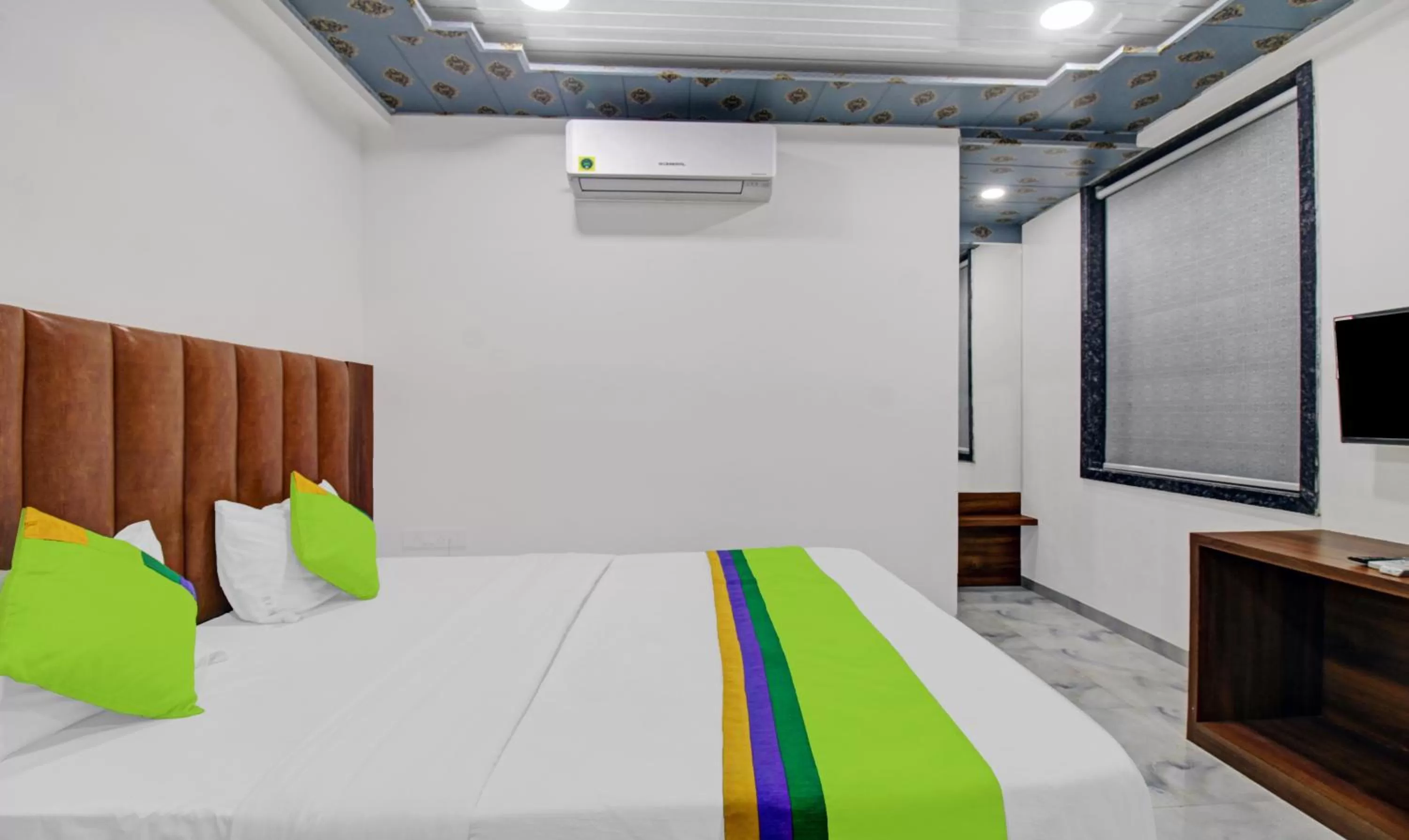 Bedroom, Bed in Treebo Hotel Rk Inn, Railway Station