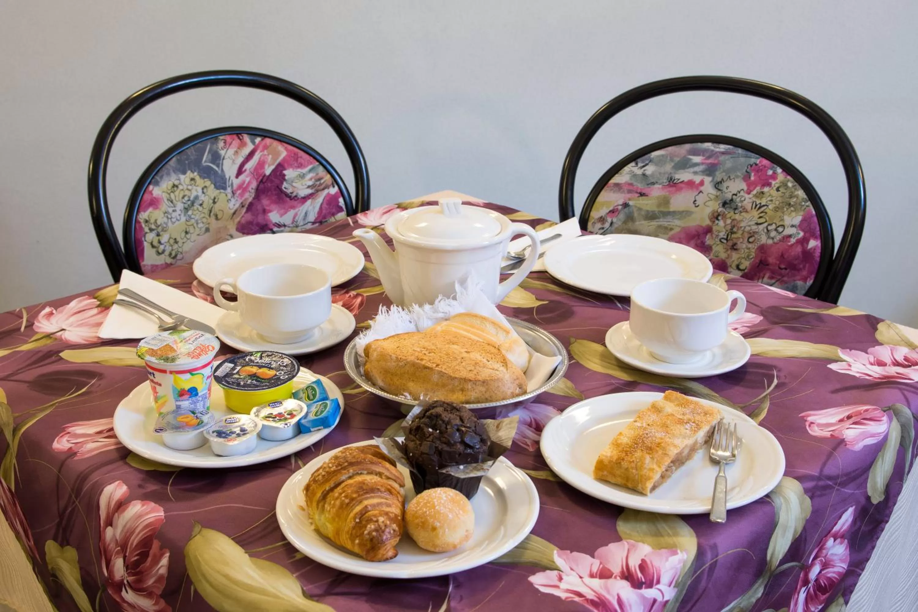 Buffet breakfast in Garni Castel Ferari