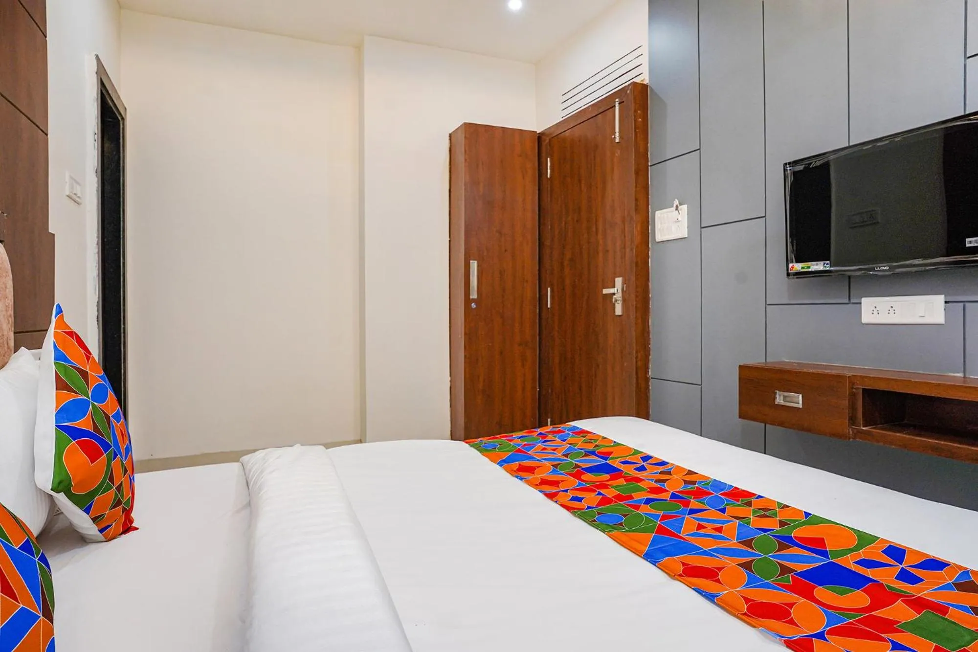 Communal lounge/ TV room, Bed in FabExpress Ritik