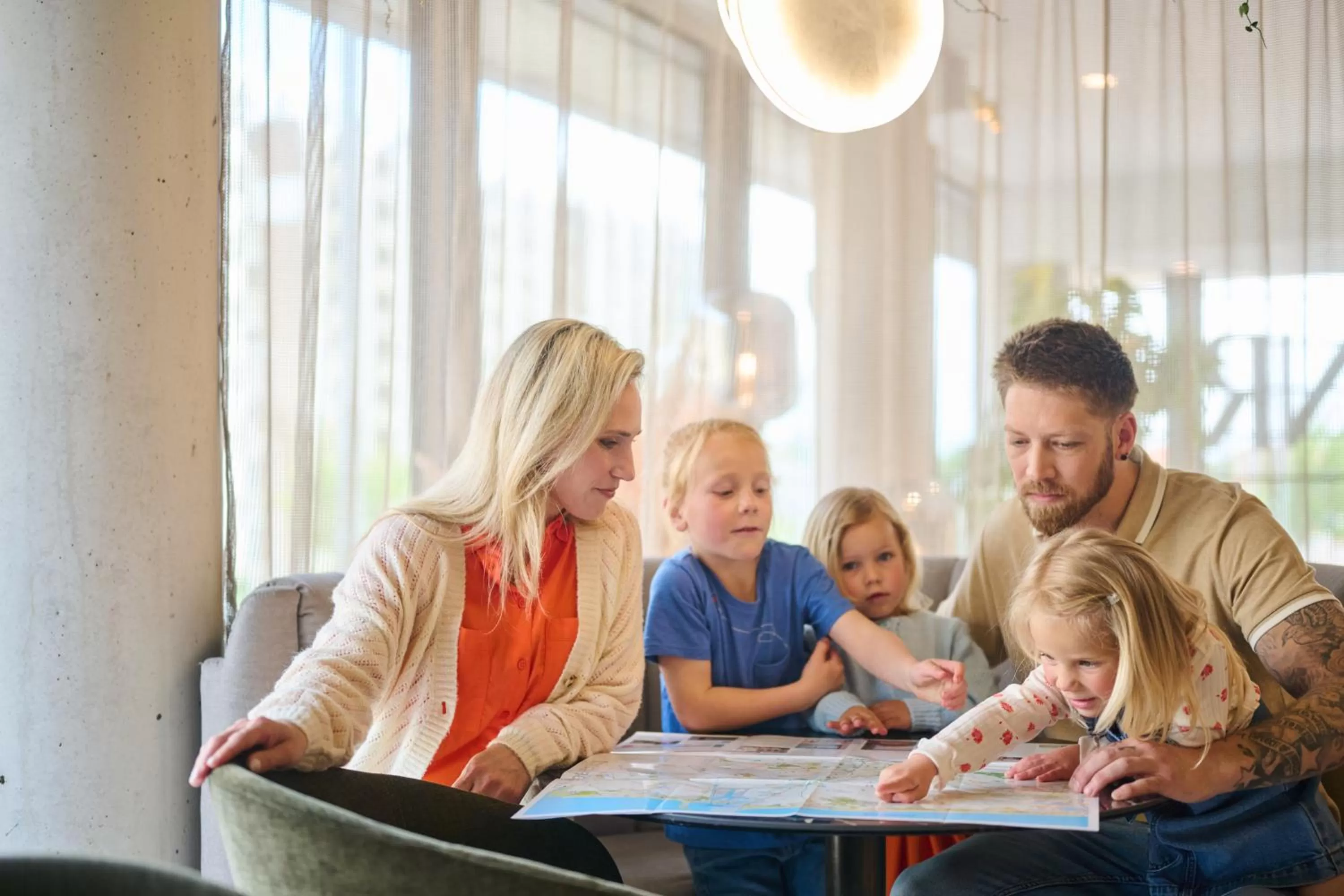 Restaurant/places to eat in The CORNR Hotel