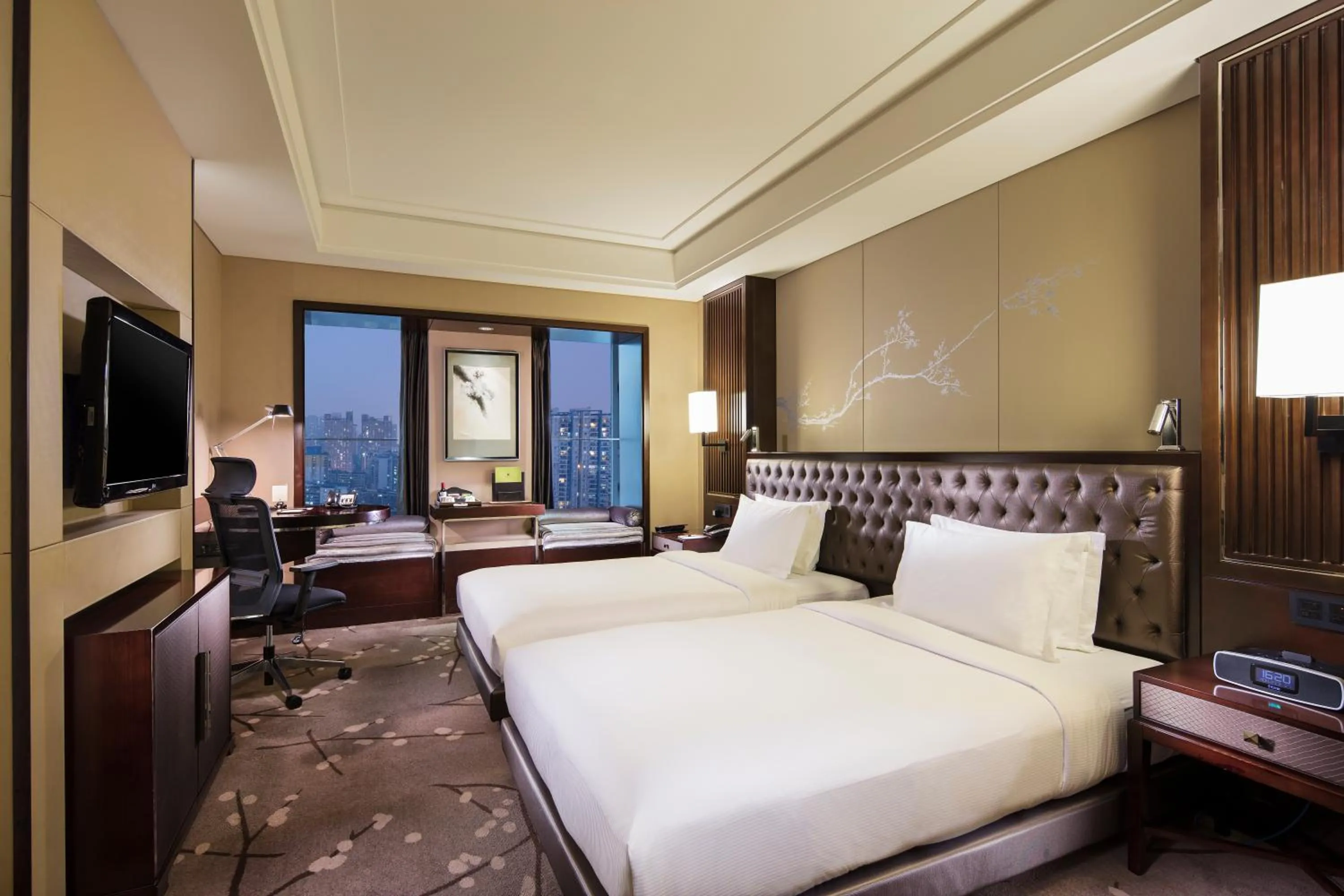 Photo of the whole room, Bed in DoubleTree by Hilton Chongqing - Guanyinqiao railway station