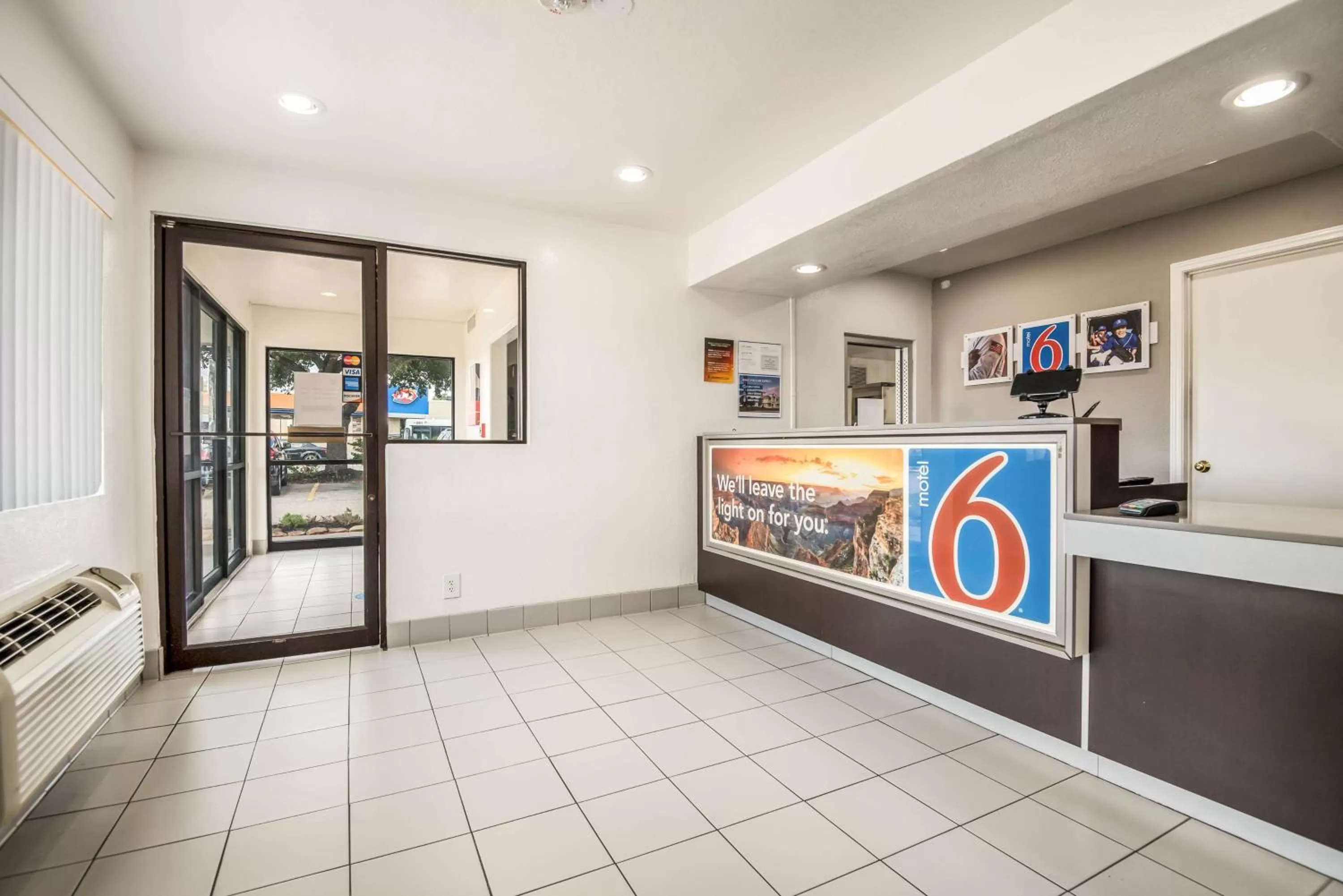 Lobby or reception in Motel 6-College Station, TX - Bryan