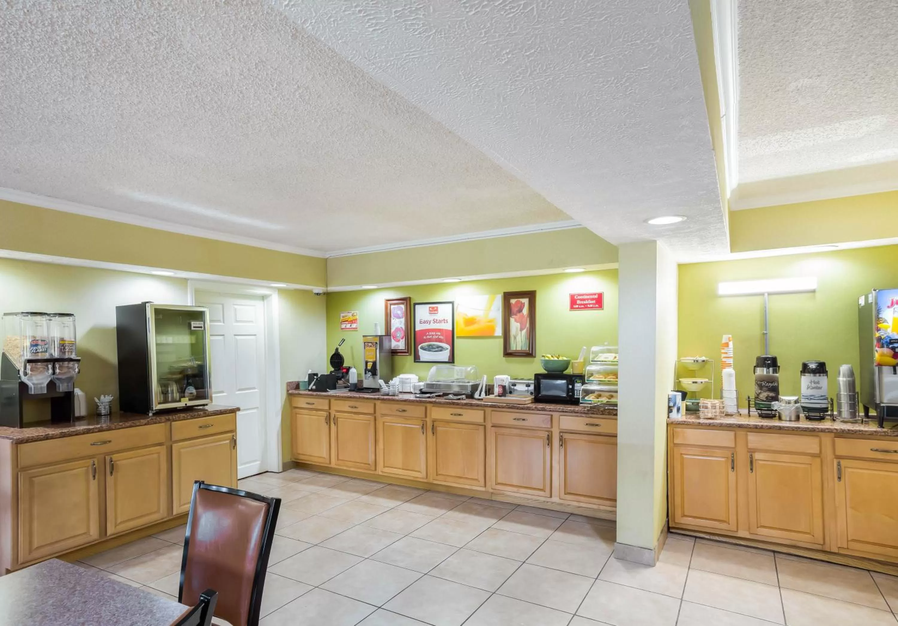 Food and drinks in Econo Lodge Huntington - Barboursville University Area