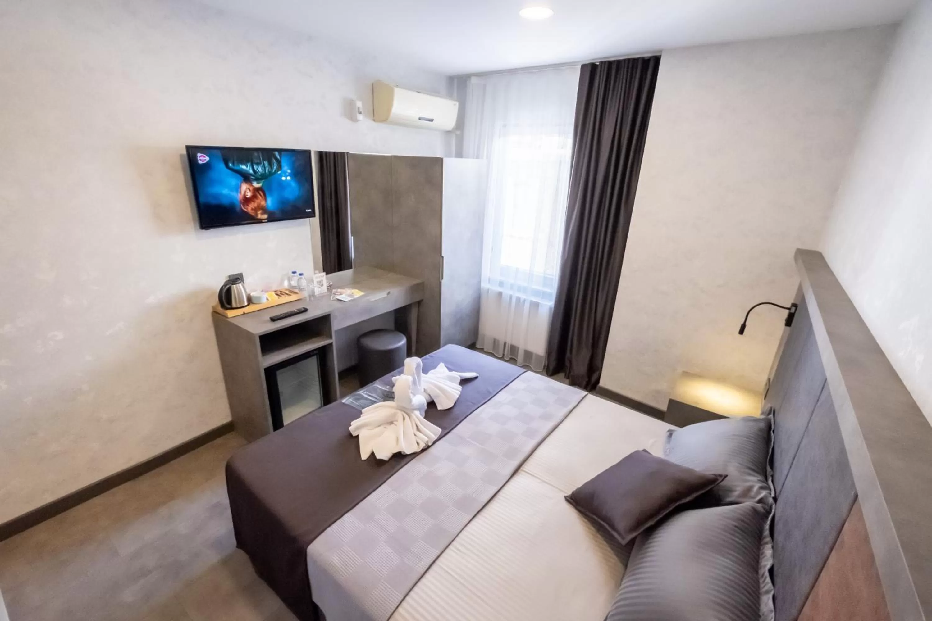 Bed in The Queen Hotel