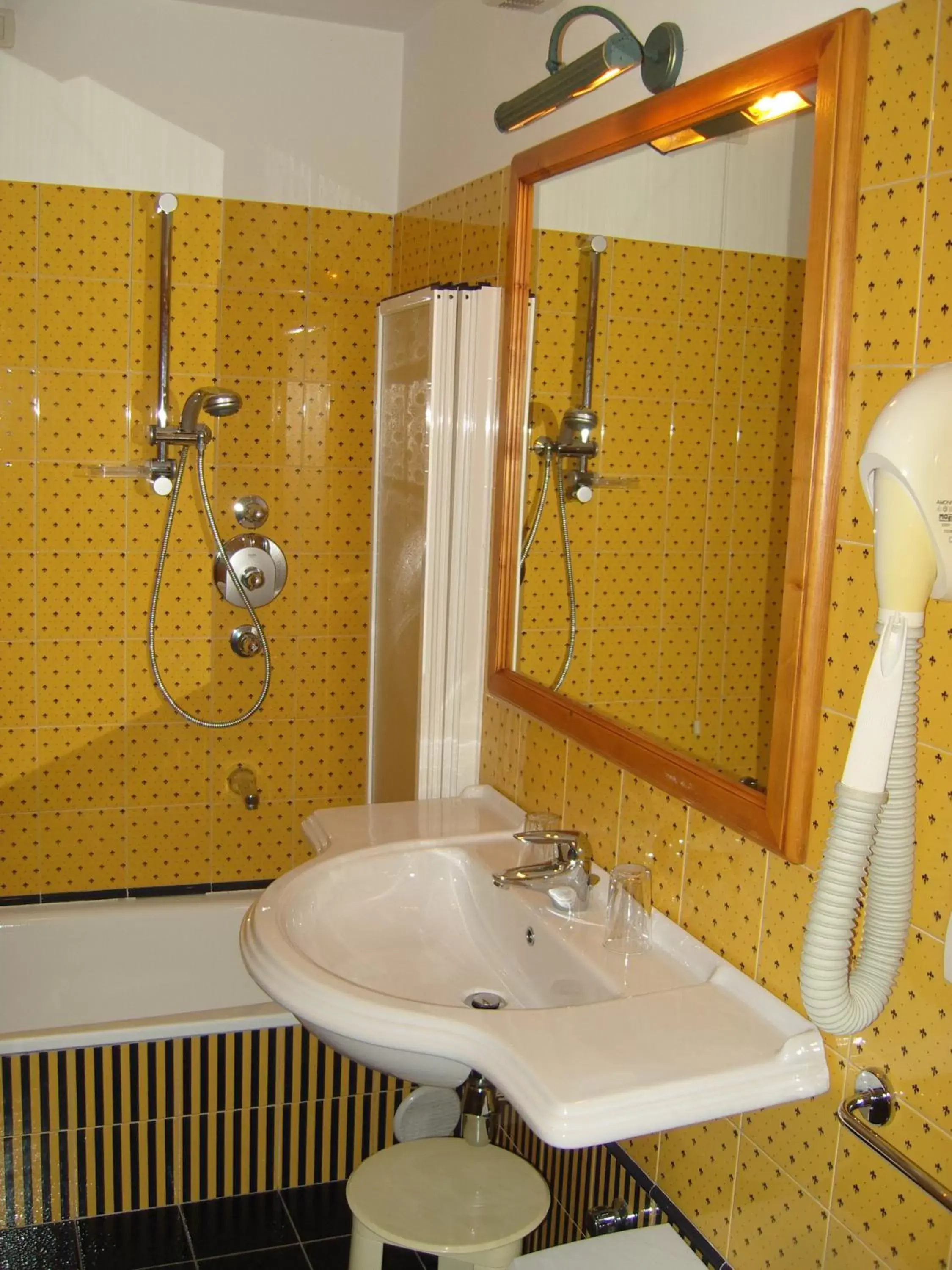 Basic Double or Twin Room in Hotel Bonapace ***S Basic Double or Twin Room in Hotel Bonapace ***S