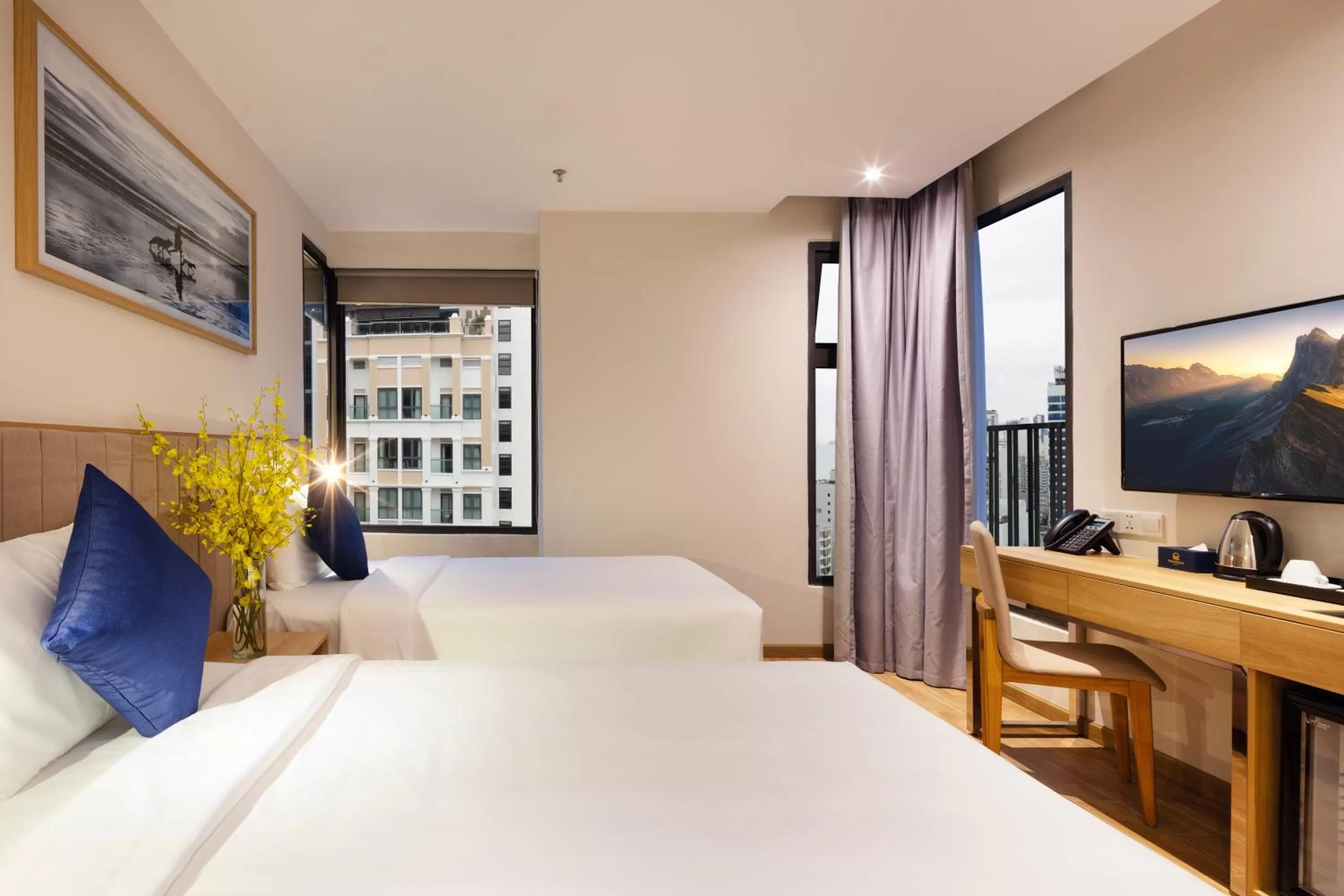 Communal lounge/ TV room, Bed in VENTANA NHA TRANG HOTEL