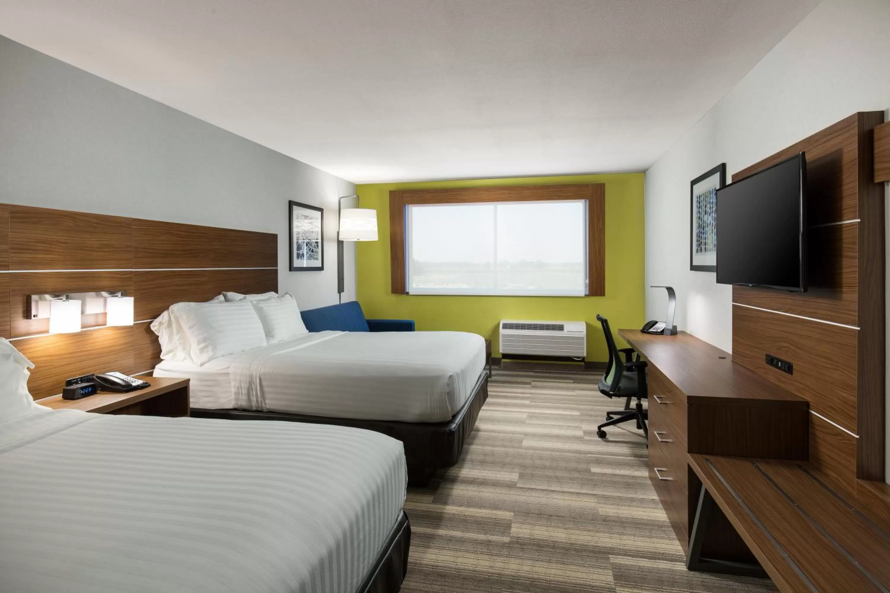 Photo of the whole room, Bed in Holiday Inn Express Visalia-Sequoia Gateway Area by IHG