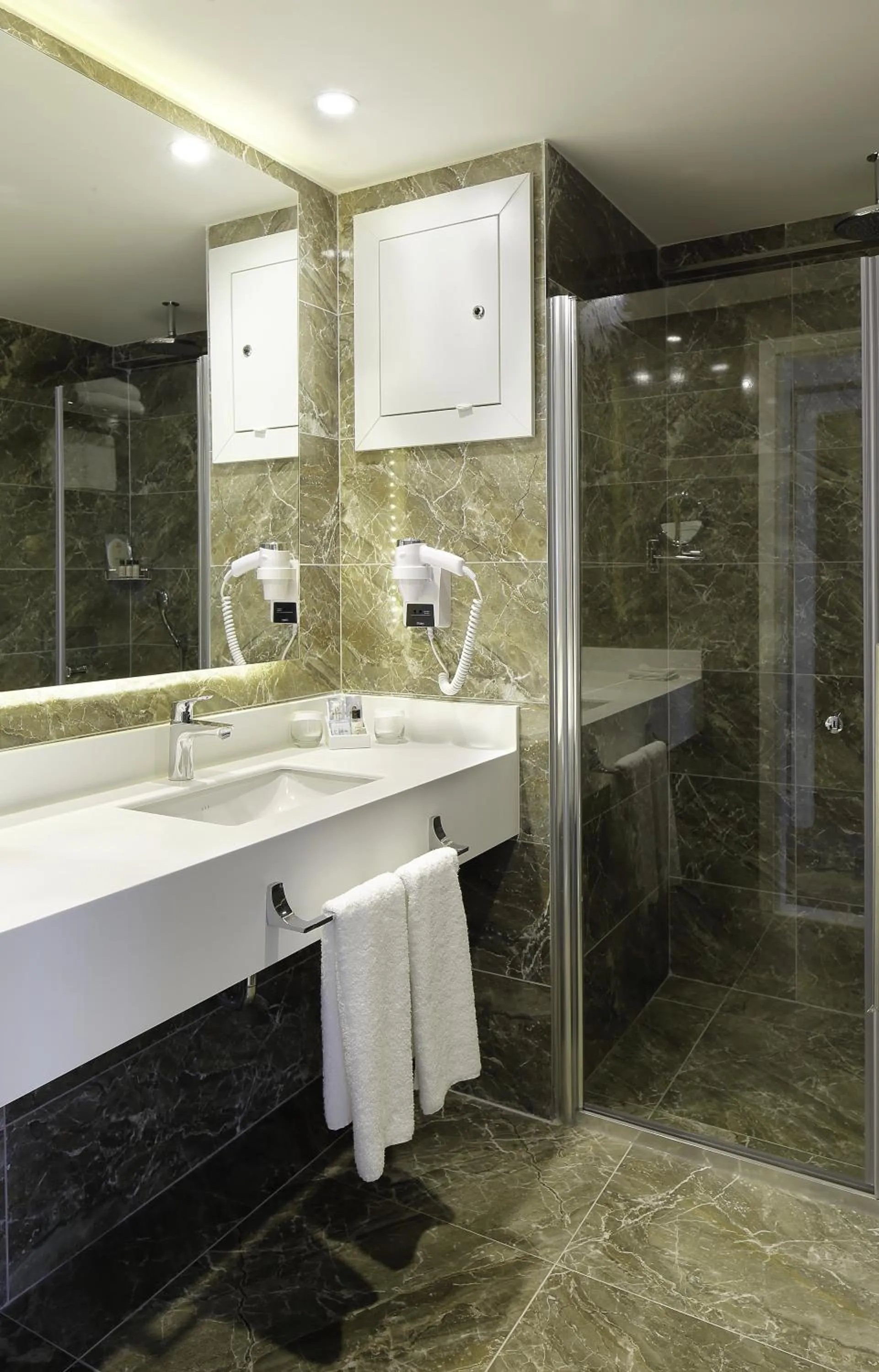 Shower in Mia Berre Hotels