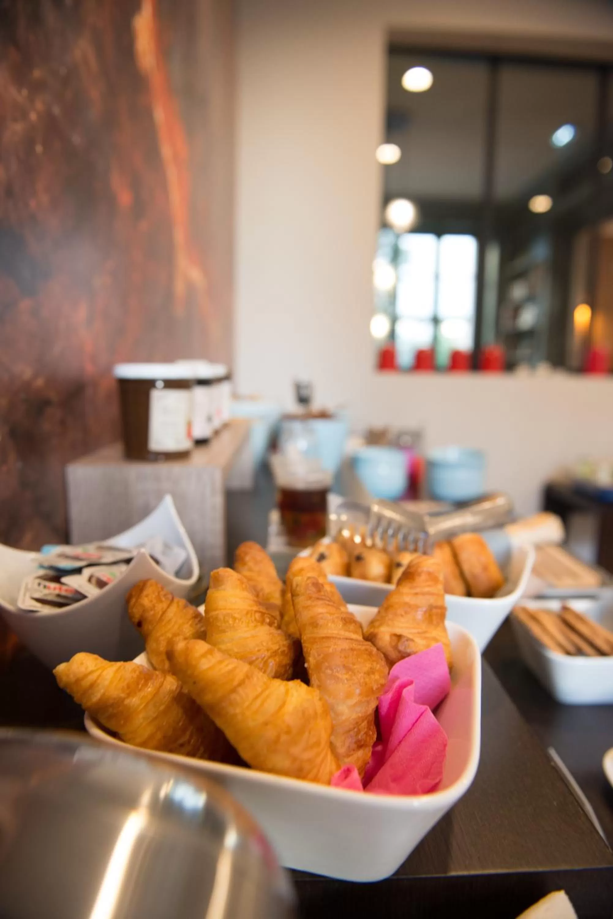 Buffet breakfast in Logis Villa C Hôtel