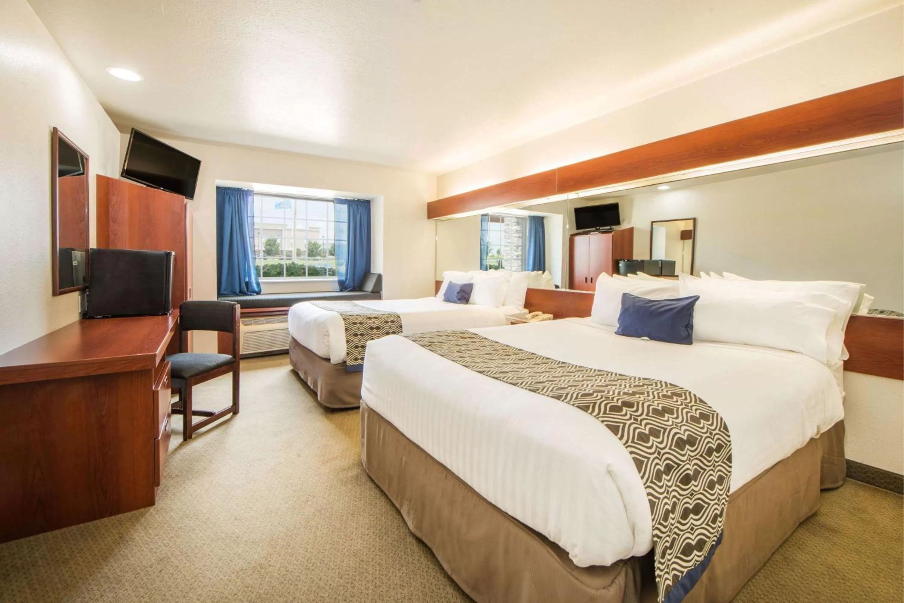 Photo of the whole room, Bed in Microtel Inn and Suites By Wyndham Miami OK