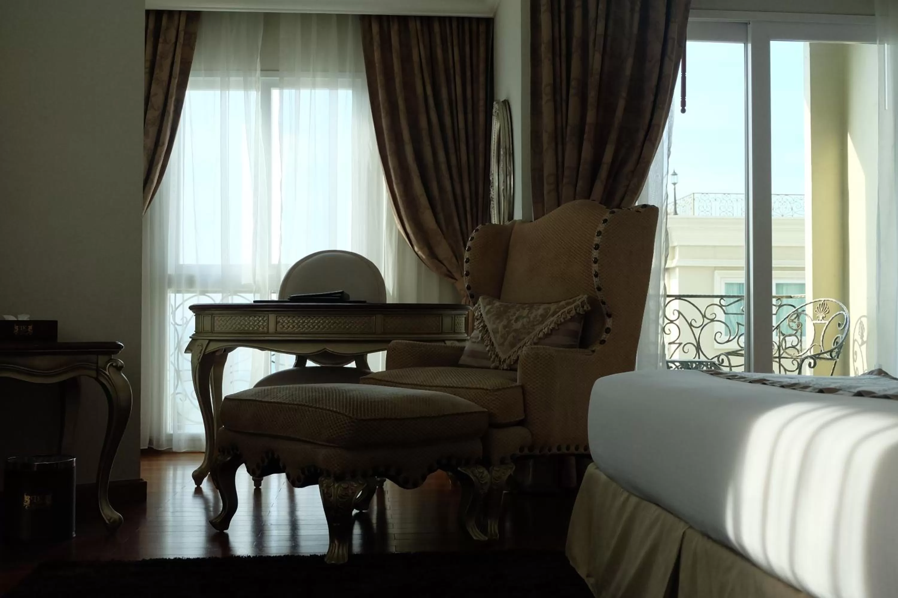 Seating area, Bed in LK The Empress