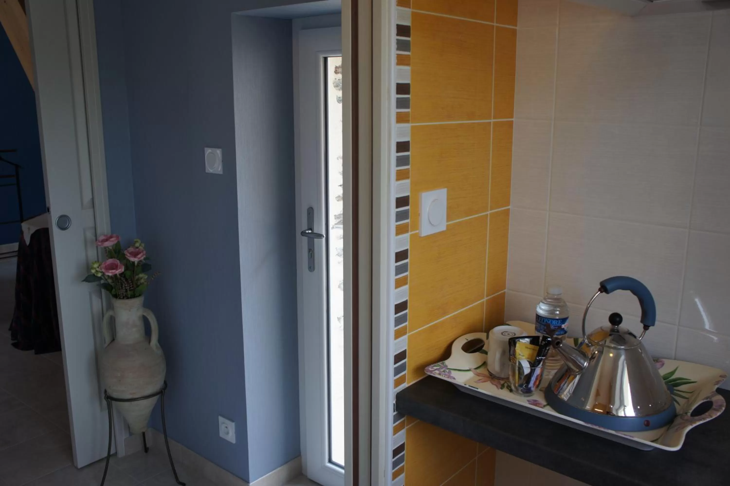 Coffee/tea facilities in La chambre du harpiste