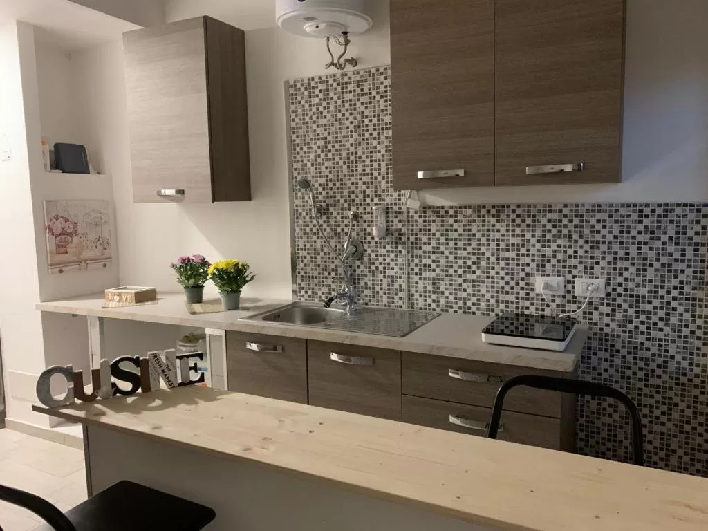 Kitchen or kitchenette, Kitchen/Kitchenette in B&B metro B 10 passi dalla metro B