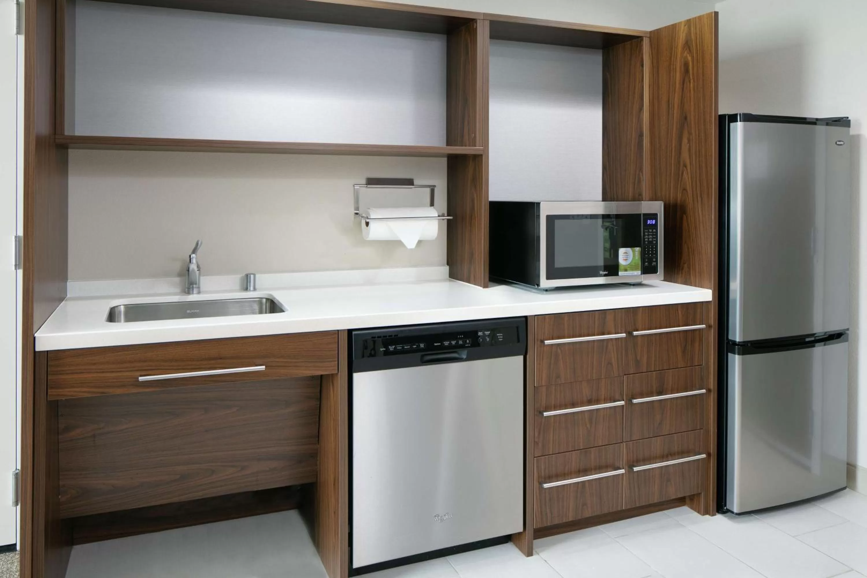 Kitchen or kitchenette in Home2 Suites By Hilton Menomonee Falls Milwaukee