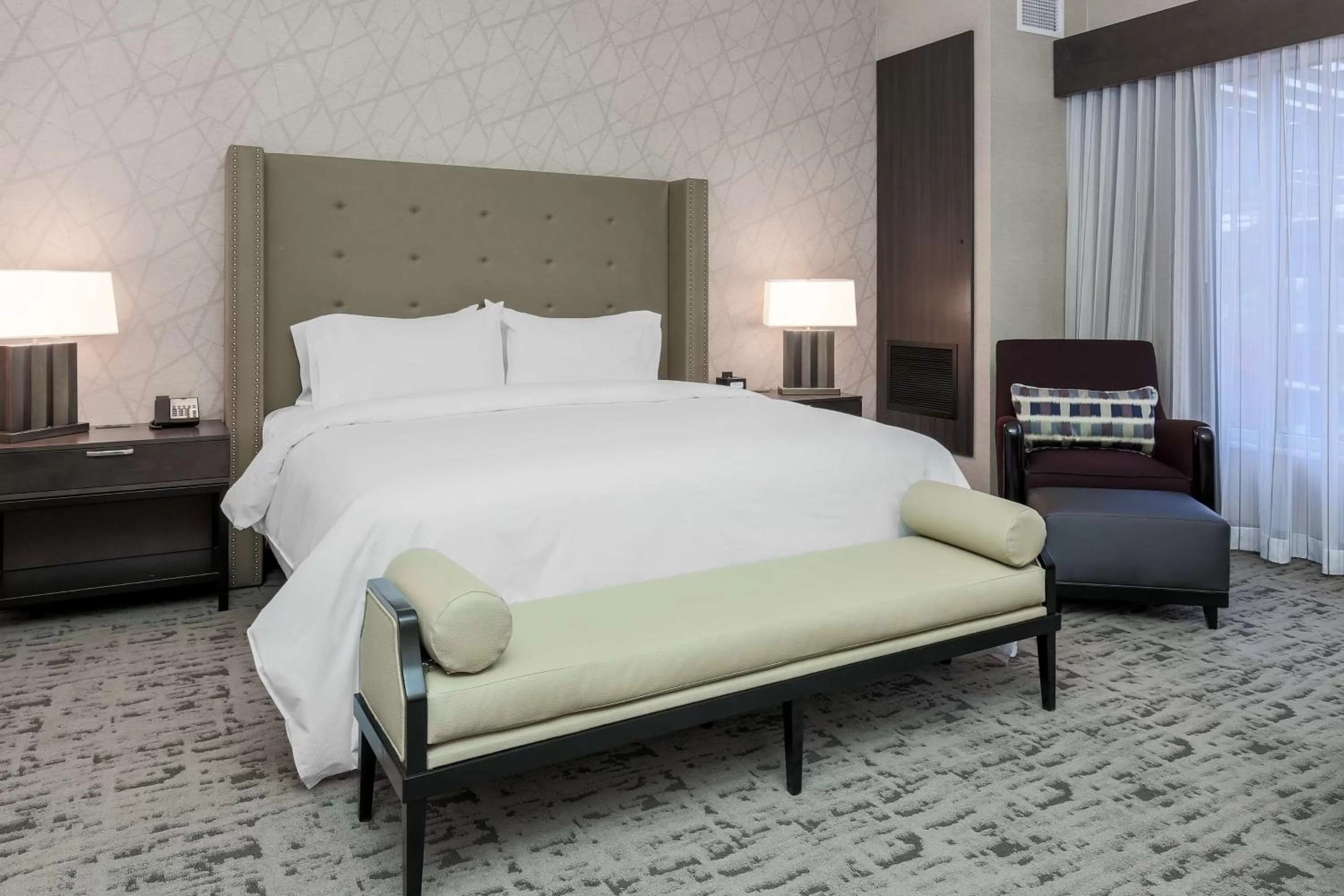 Living room, Bed in DoubleTree by Hilton Evansville