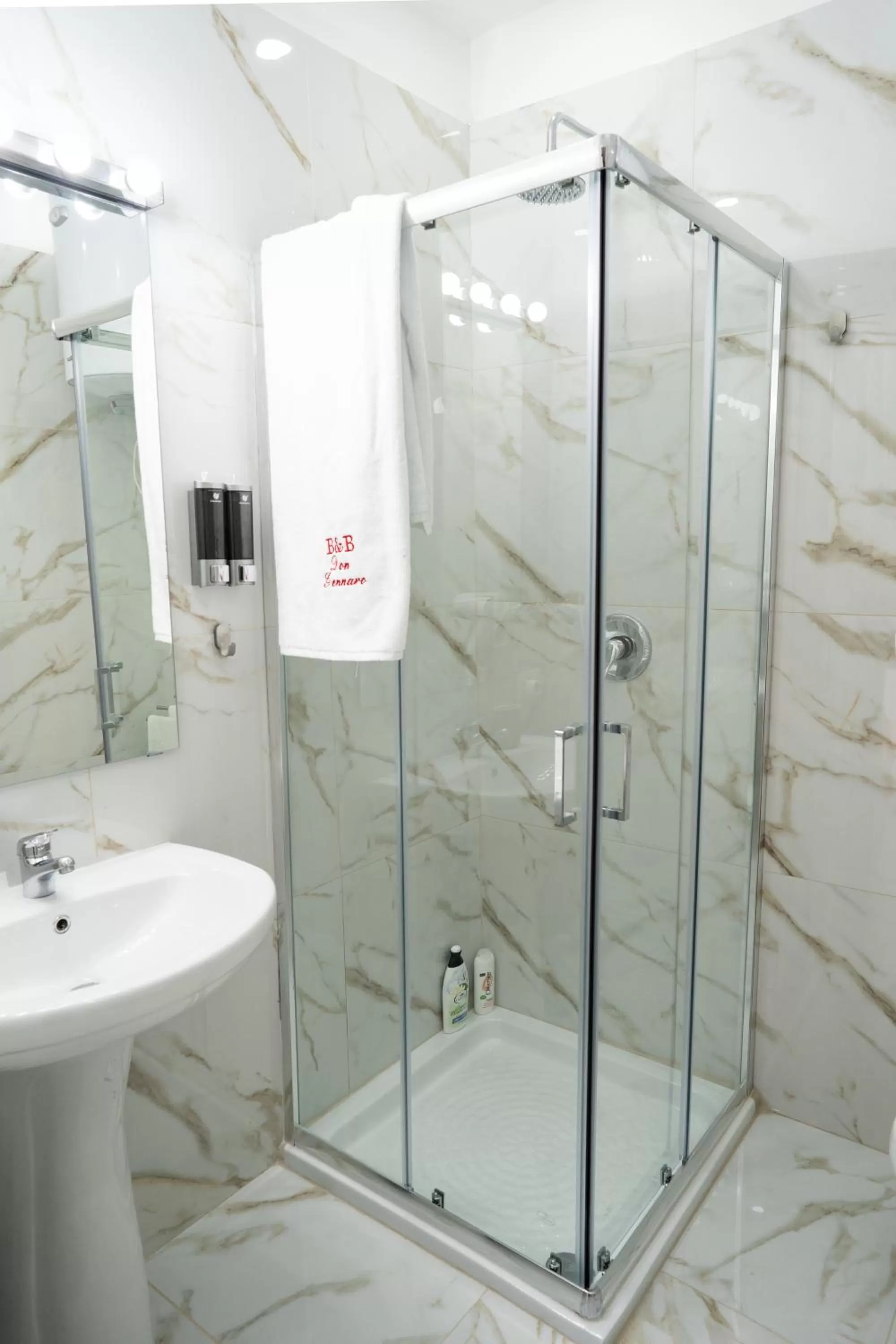 Bathroom in BeB Don Gennaro