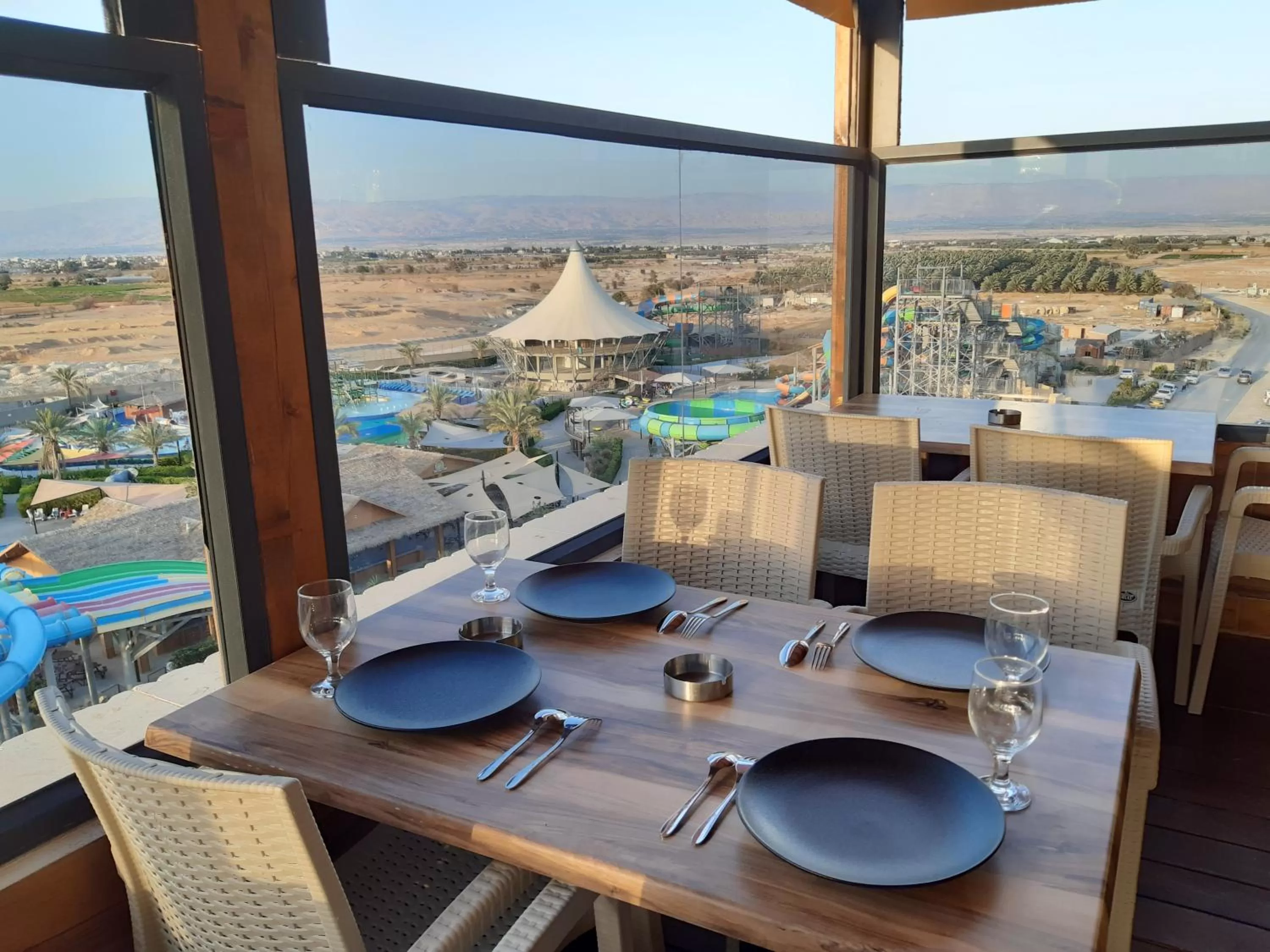 Restaurant/Places to Eat in Dolphin Suites