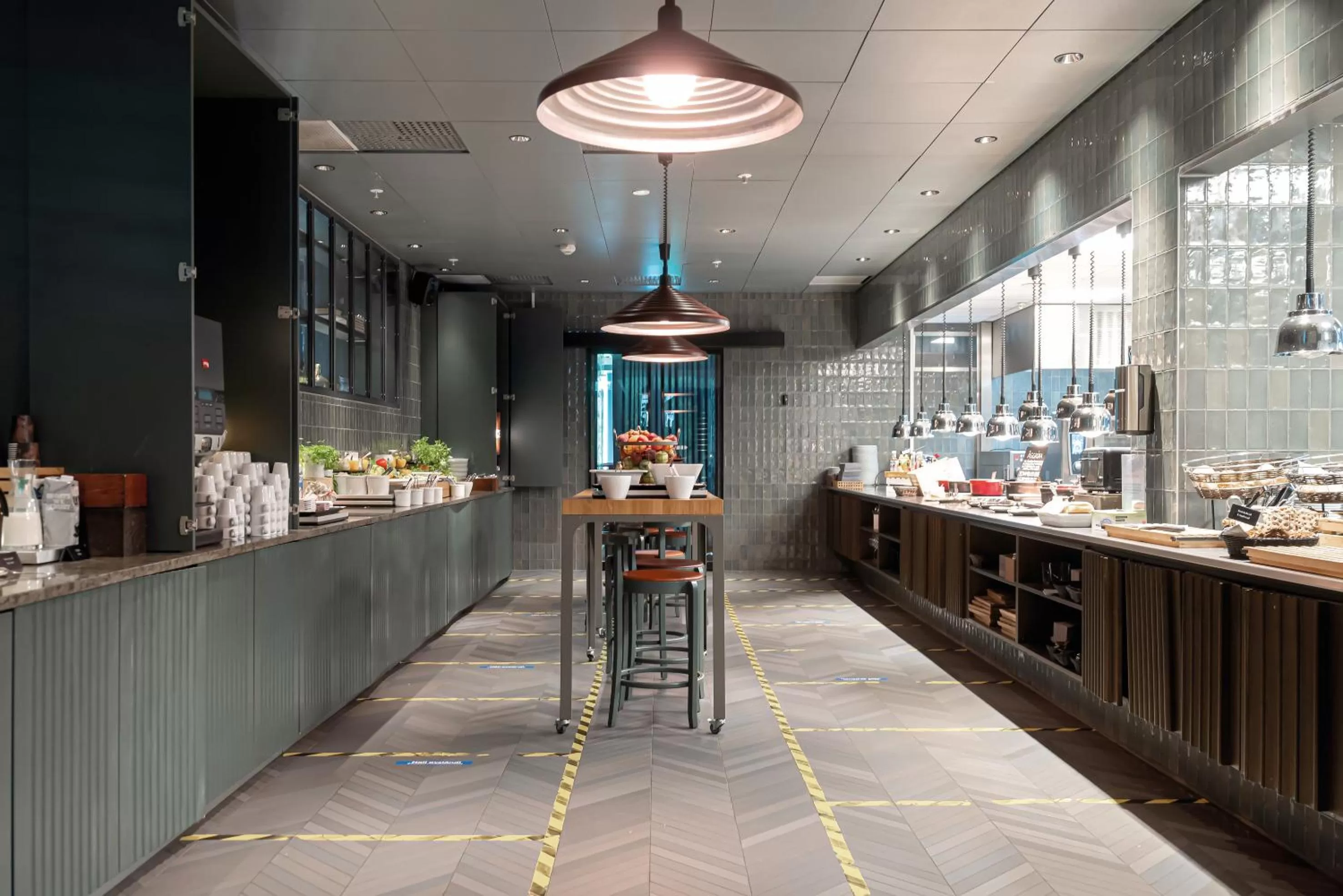 Restaurant/places to eat in Elite Park Avenue Hotel