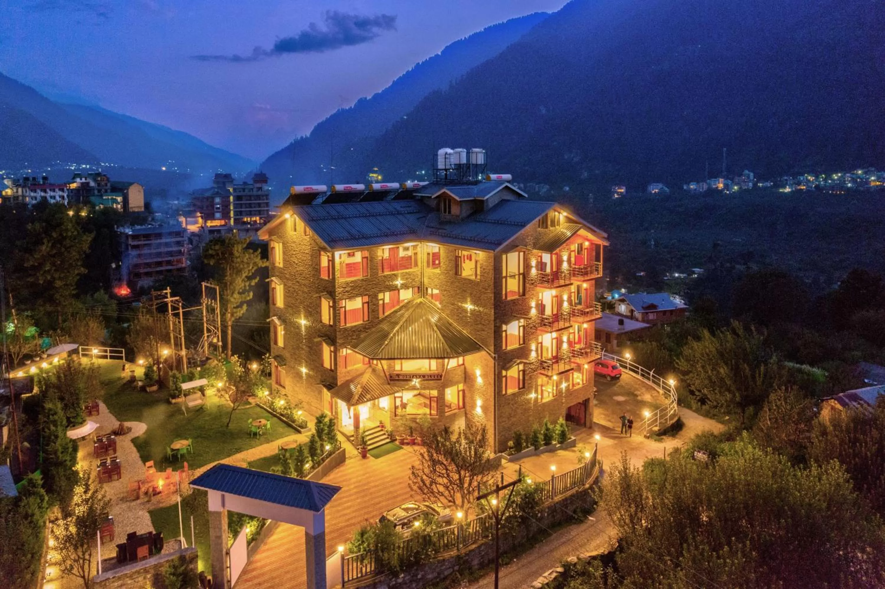 Snow City's Montana Blues Resort Manali - Heated & Air-Cooled Stay