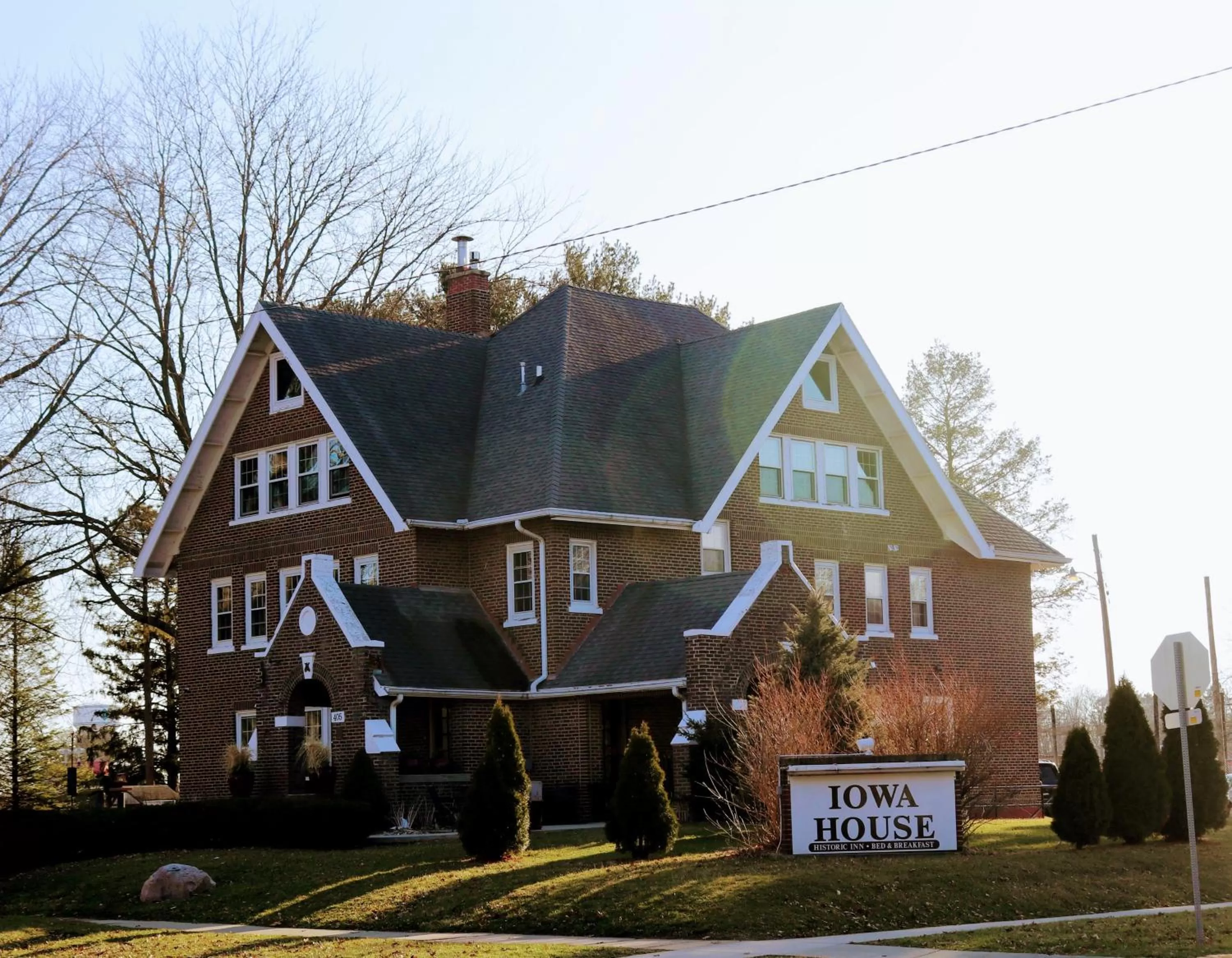 Facade/entrance in Iowa House Historic Inn