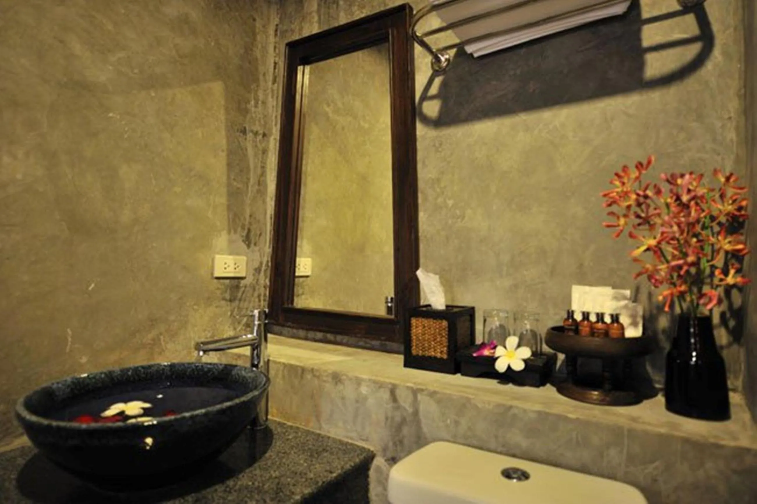 Bathroom in Siralanna Hotel